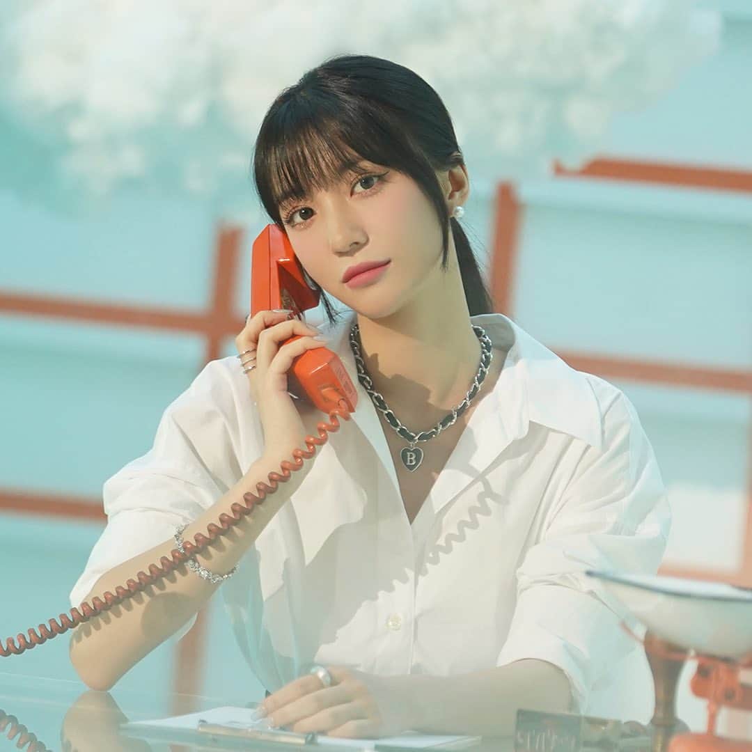 OH MY GIRLさんのインスタグラム写真 - (OH MY GIRLInstagram)「OH MY GIRL 9TH MINI ALBUM [Golden Hourglass]  MV IMAGE PREVIEW  2023.07.24 6PM (KST)  #오마이걸 #OHMYGIRL #OMG #여름이_들려」7月19日 0時02分 - wm_ohmygirl