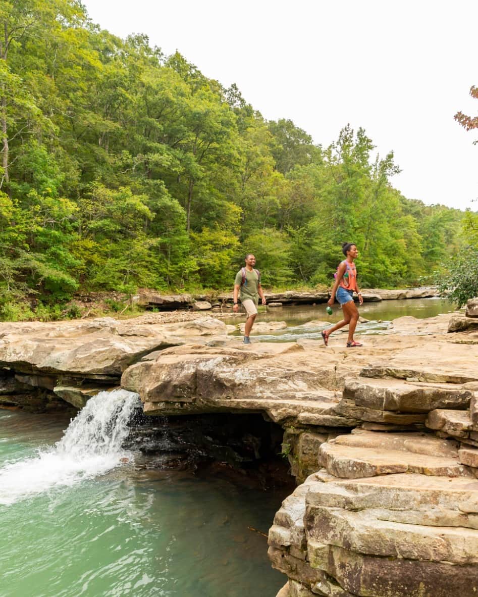 Visit The USAのインスタグラム：「Find your spot for outdoor thrills in the Ozark Mountains in Arkansas. 🛶🏃☀️  Rivers, waterfalls, caves, and mountains for family-approved entertainment is the type of energy the Ozarks brings to the summer. Pin these spots on the map and put all your summer vibes where it’s definitely worth it!   📍Kings River Falls 📍Buffalo National River 📍Albert Pike Recreation Area  #VisitTheUSA #VisitArkansas #NaturalState #Ozarks #ArkansasOutdoors」