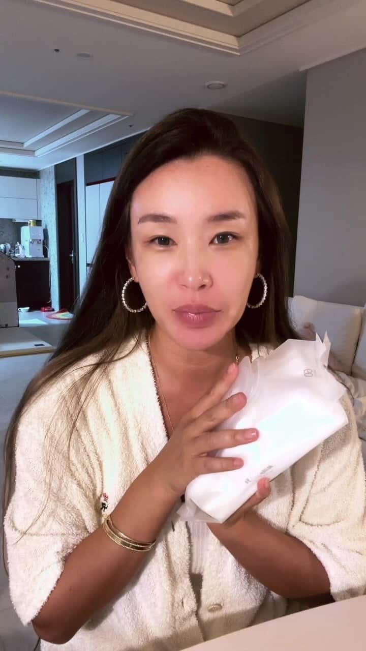 ペ・ユンジョンのインスタグラム：「물티슈최고 다이어트최고 😎」