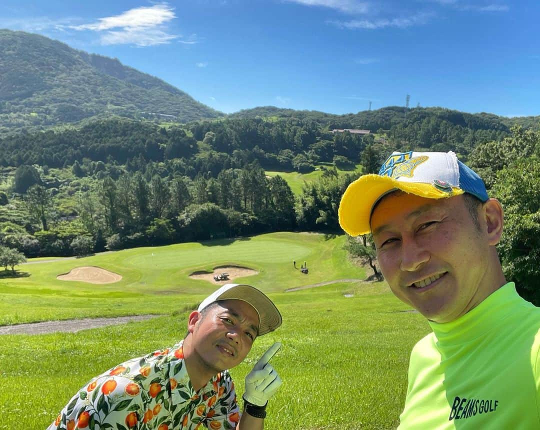 下山英哉のインスタグラム：「沖縄尚学野球部出身は… やはりポテンシャルが凄い⛳️  三連休は… 初日は 庭掃除で熱中症気味😡 2日目と3日目は 芝刈り⛳️で熱中症に☀️  #沖縄尚学野球部 出身 #連日最高気温35 度 #熱中症に注意  #イッちゃてる　らしい #golf #golfstgram  #fukuokalife」