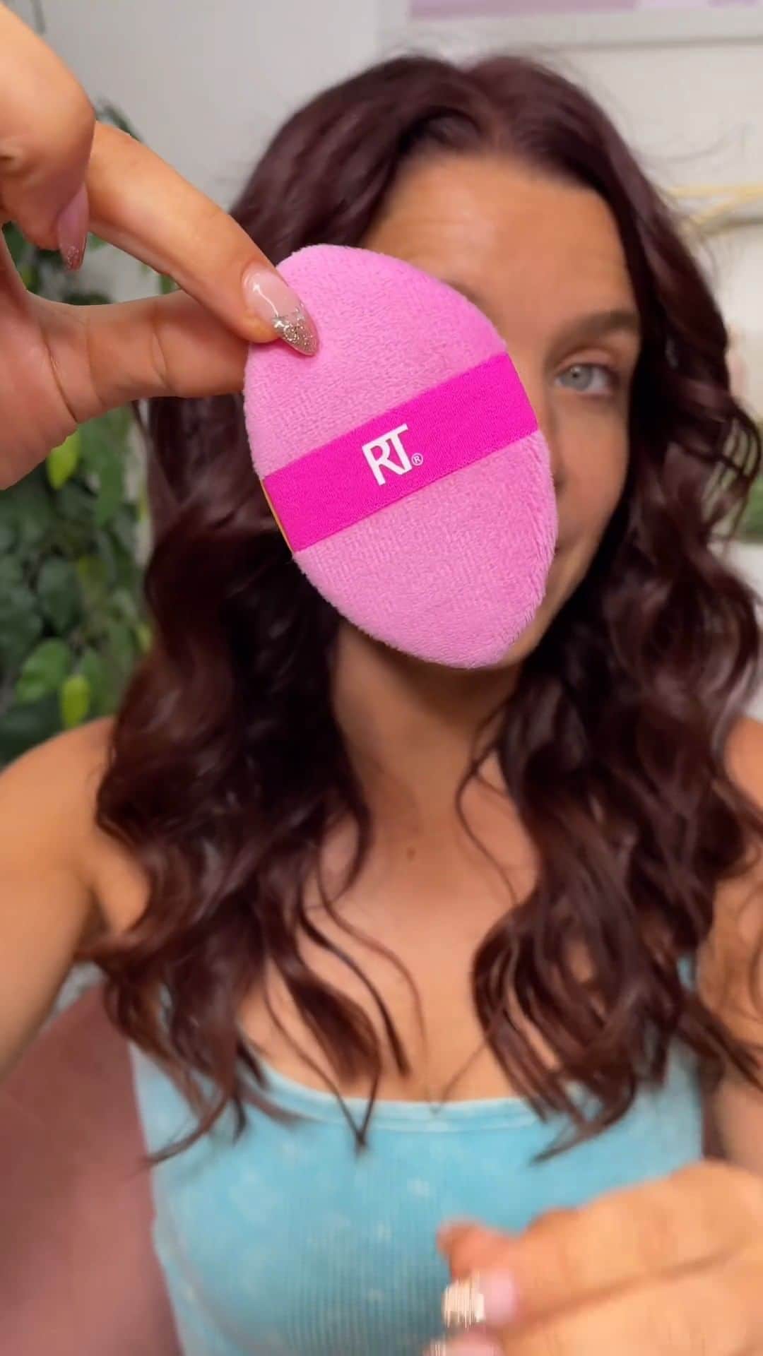 Real Techniquesのインスタグラム：「It's giving airbrushed 🔥 The Miracle 2-in-1 Powder Puff is a game changer!   Grab yours exclusively @ultabeauty!   🎥 @makeupmolly」