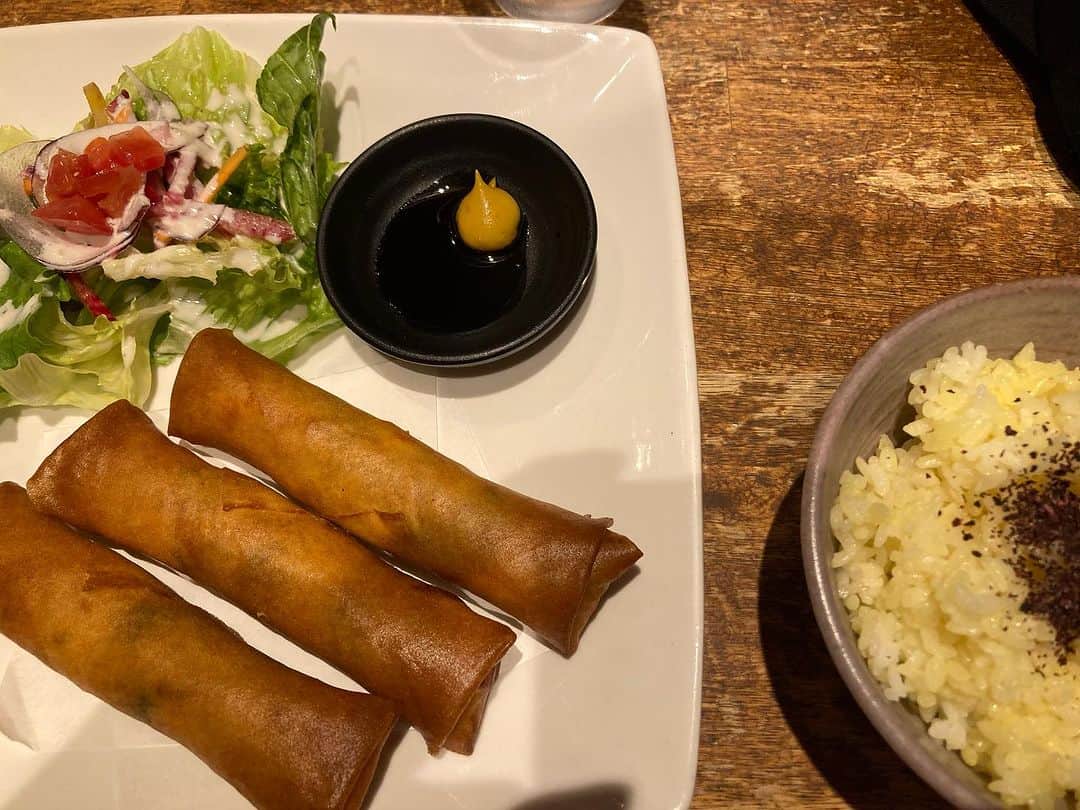 佐伯日菜子のインスタグラム：「家の近くの無国籍料理屋さんに大好きな春巻き定食発見！ しかも紫蘇が入っててめちゃくちゃ美味しかった！ でも、日替わりだからいつ出会えるか分かんないよねー #春巻き  #定食  #大好き #美味しかった」