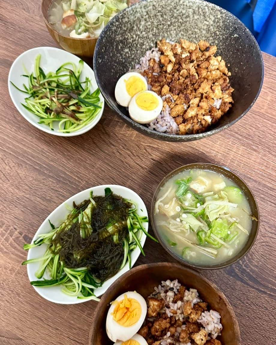 小林アナさんのインスタグラム写真 - (小林アナInstagram)「久々 ダーリン&マイ昼食🥗✨  #彼女飯 #鶏そぼろ丼煮卵付き #味噌汁 #もずくキュウリ #胡桃味噌キュウリ」7月18日 15時10分 - genkobiribiri