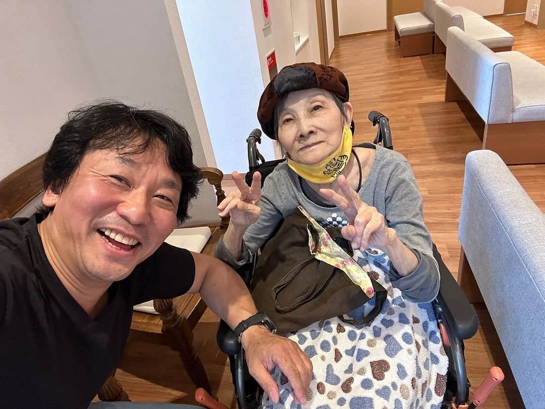 青木定治さんのインスタグラム写真 - (青木定治Instagram)「J'ai visité la maison de retraite de ma mère. C'est le jour où nous allons ensemble à l'hôpital pour le contrôle de ma mère une fois tous les trois mois ! Elle a 85 ans !  母親の老人ホームから3ヶ月に一度の母親の検査のために病院に一緒に行く日です！彼女は85歳です！  #sadaharuaoki  #サダハルアオキ #paris #france #パリ　#isetan #tokyo #japon  #アムールデュショコラ #isetan #pastry #蛋糕　#케이크 #macaron #galettedesrois #chocolat  #バレンタイン　#ホワイトデー　 #長野県 #Kyoto #京都　#軽井沢 #karuizawa #salonduchocolat #hankyu #isetan #relaisdeserts #抹茶　#matcha」7月18日 15時11分 - sadaharu_aoki