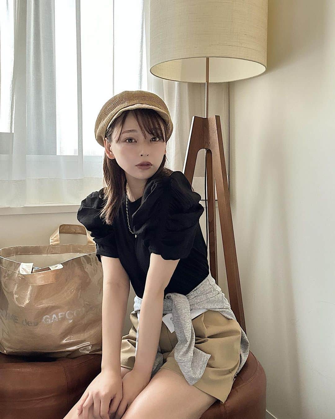 Yuuki mimuraのインスタグラム：「🖤🐈‍⬛* ੈ✩‧₊˚*   . ポワッとしたお袖がかわいいトップス🖤🐈‍⬛ カットソー素材で甘くなりすぎないので  ショートパンツとスニーカーと合わせたよ~👟  今日も暑いね🥵💦  でも暑いけどおしゃれは楽しみたいよねーっ🤔💦  みんなは何着てる❓❓  ◡̈⃝ᵗʱᵃᵑᵏઽ*◌♡⃝⑅⃝  @joint_space  @lieulien_lul   #lieulien #lieulien_lul #ootd #ootdfashion  #wear#outfit #outfitoftheday  #BLACK#🖤」