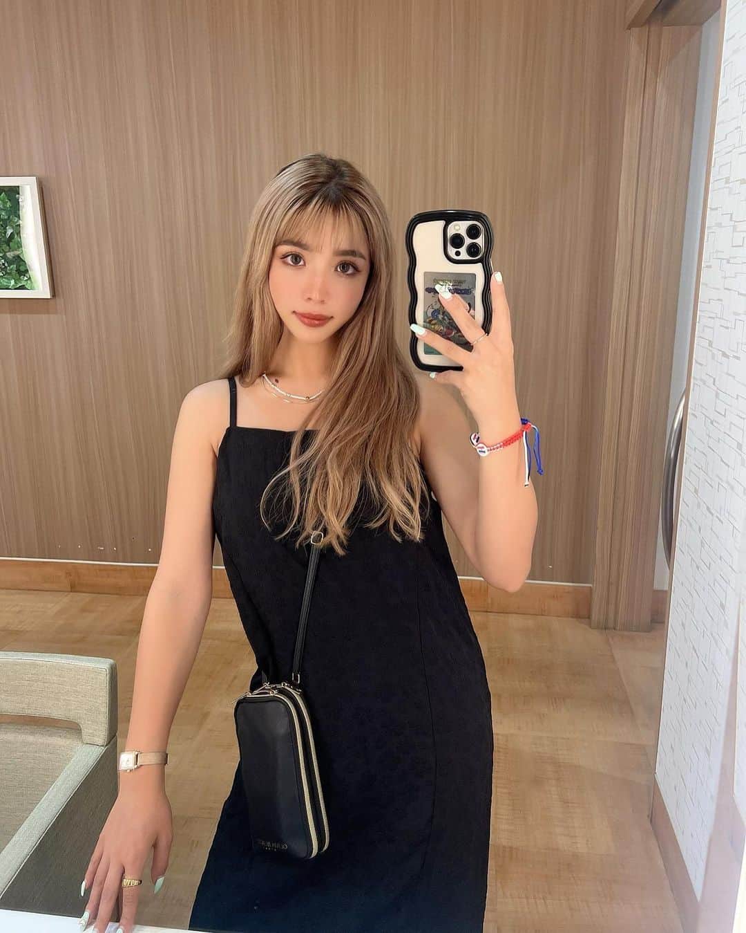 MAYUのインスタグラム：「#belencode 🎹🖤♪⠀ ⠀ Blackの日🥷🏼☀︎ @oliviaburtonjapan さんで時計が当たるキャンペーン実施中⌚️✨⠀ 本誌を購入したらスペシャル割引クーポンも⠀ 使えるみたいなので是非チェックしてみて☑️🫧⠀ 時計もバッグもシンプルで大人っぽいデザインが⠀ どんなコーデにも合うから最近は毎日愛用してる😎🪄⠀ ⠀ #oliviaburton#オリビア女子 #オリジョ#オリジョのスマホバッグ」
