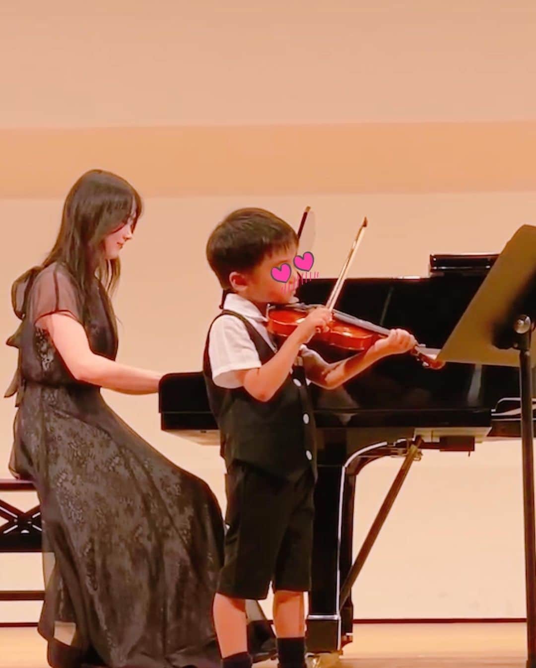 保田圭さんのインスタグラム写真 - (保田圭Instagram)「息子にとって 2回目の ヴァイオリンの発表会でした☺️🎶  すっごくすっごく 頑張りました❤️❤️❤️  正直… ヴァイオリンを習い始めた頃は  息子が集中できない事も多くて 全くもって 進まなかったレッスン🤣💦  ヴァイオリンは あまり好きじゃないのかな？😢  なんて 悩ましい時期もあったのですが…  良い先生に巡り会って 息子はググ〜ンと成長できました✨  先生に心から感謝です💜  今年は『かえるのうた』と 『チューリップ』を 弾かせてもらいました🎵  途中で演奏が 止まっちゃうハプニングもあったけど  あきらめずに 投げ出さずに 最後まで頑張ってえらかった🫶  息子にとって 大きな成功体験になりました🌱✨  親バカで 何度も発表会の動画を見ちゃう💕  息子は横で動画見ながら 『ゆりか先生可愛いなぁ😍』と デレデレしてます。笑  #息子の大好きなゆりか先生 #一緒に写真撮ってもらって良かったね」7月18日 15時25分 - keiyasuda1206