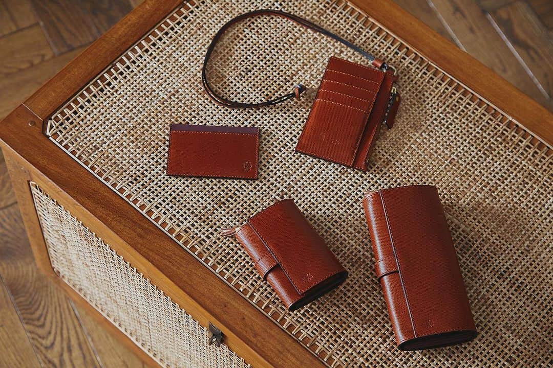 Felisi Japan 〔フェリージ〕のインスタグラム：「Felisi 50th Anniversary Special Items  フェリージ生誕50周年を記念したスペシャルアイテムが完全数量限定で7月21日(金)発売決定。  定番のお財布や、キャッシュレス対応のフラグメントケースなど人気の革小物計４型をエクスクルーシブな素材にのせて発売いたします。  #Felisi#felisi#bag#leather#madeinitaly#wallet#cardcase#longwallet #フェリージ#イタリア製#革小物#革製品#本革#エイジング#経年変化#お財布#財布#カードケース#コンパクトウォレット#ウォレット#フラグメントケース#50周年」