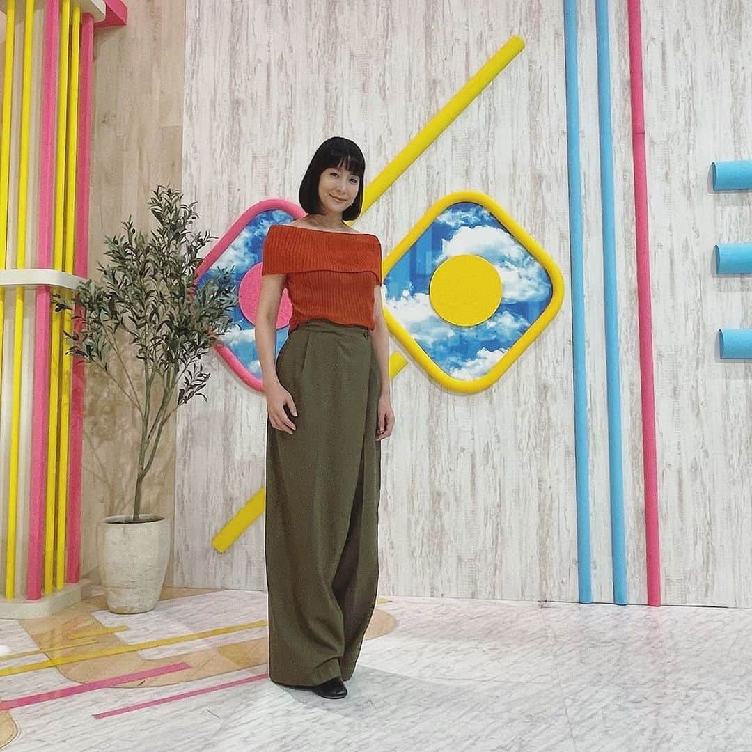 のインスタグラム：「こんにちは。  またまた事後投稿でごめんなちゃい。 暑いってことで許して…。  昨日のよじごじの衣装です。 Top&Bottom: IIROT  外は猛暑なのに、衣装は秋。 季節は進む。  #よじごじdays  #衣装  #iirot_officical  #内田恭子  #kyokouchida」