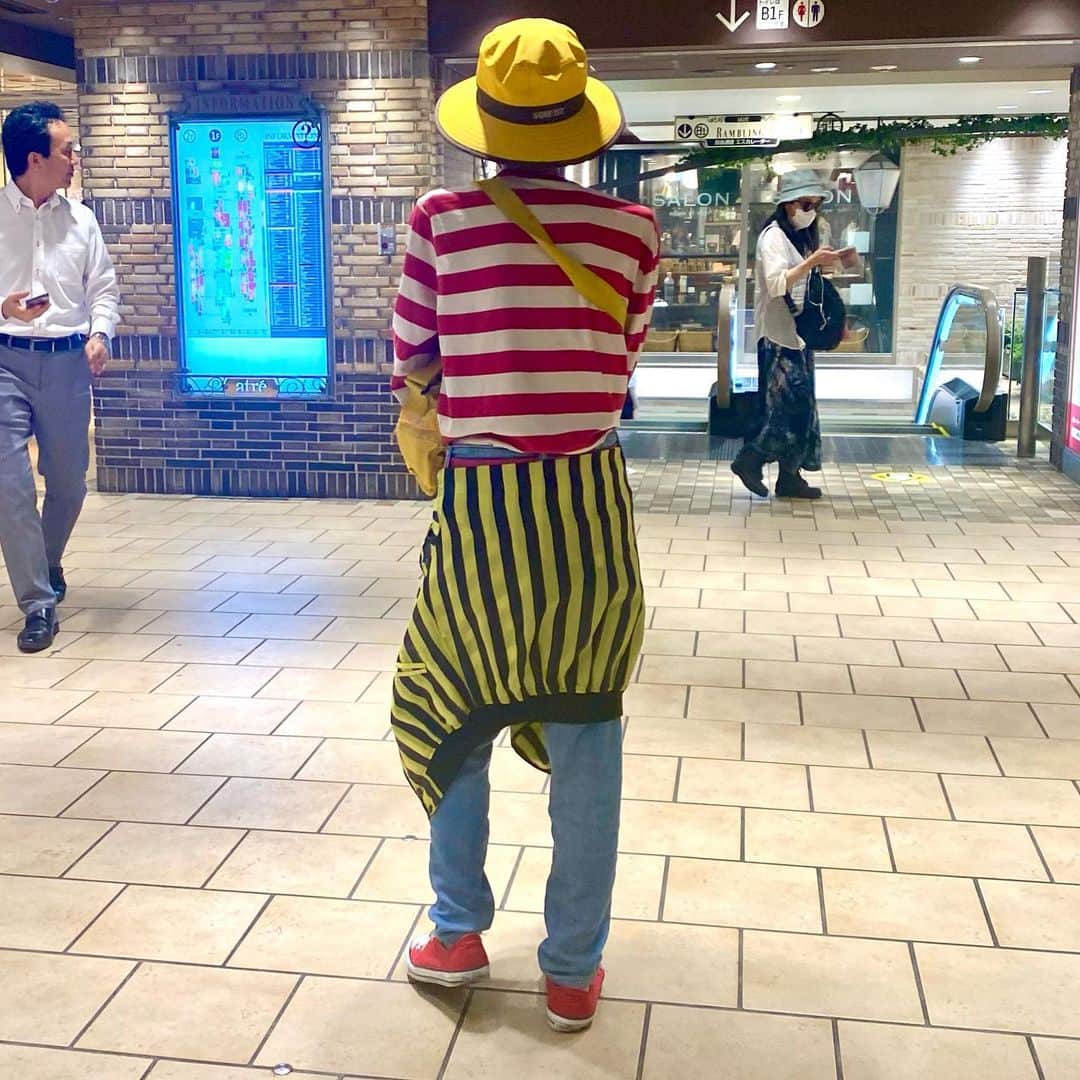 江口寿史のインスタグラム：「リベストギャラリー怒涛の4連チャンサイン会明けの今日は連休明けの平日でもあり、吉祥寺の人出も落ち着いている。昔の吉祥寺の平日はこんなもんだったなと思う。 歩く楳図先生を久しぶりにお見かけしたのでうしろから盗撮(すみません！)。タテヨコボーダー！」