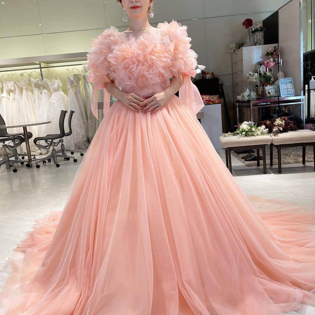 ♡プラコレWedding·⋆*さんのインスタグラム写真 - (♡プラコレWedding·⋆*Instagram)「. @placole_dressy【#DRESSY花嫁 】 【#プラコレ】をつけて投稿&フォローしてね♩ . ＝＝＝＝＝＝＝ 一度は憧れるピンクドレスのご紹介💗  ピンクといっても薄いピンクや濃いピンクなど、 ドレスの形によっても雰囲気がガラッと変わってきますね✨  みなさんはどのピンクドレスが着たいですか？💭 . ＝＝＝＝＝＝＝＝ 👗photo by... @__211127 さま @kokomi.love.gs さま @wd___puni_l2o2 さま @miyu_wd1127 さま @reluv.m さま ＝＝＝＝＝＝＝＝ . 『#DRESSY花嫁』『#プラコレ』の ハッシュタグをつけて写真をUPしてね✦ 花嫁アプリ『DRESSY by プラコレ』の 記事に掲載＆リグラムされるかも♩ . みなさまからのいいねや保存 コメントをお待ちしています♥️ 「このウェディングドレス可愛い！」 「ヘアスタイルも気になる！！」 「今の花嫁さんの流行りは！？」etc. . ＝＝＝＝＝＝＝＝ 花嫁アプリでは、 プロのアドバイザーに結婚式の相談を何度でも♡ ウェディングドレスの記事や、 自分のウェディングレポを残せちゃう♡” . >>>TOPのURLからcheck ⋈ @placole_dressy >>>結婚のご相談は プラコレウェディングアドバイザーへ♡ @wedding_adviser >>>ウェディングレポを残したいなら、 farny by プラコレをcheck ✎ @farny_wedding >>>花嫁準備に欠かせないアイテムをお探しなら placole & dressy Beauty をcheck ❁ @dressy_beauty_ >>>素敵なドレスに出会いたい花嫁さま♡ @dressyonline_をcheck >>>おしゃれなファミリーフォトは ドレシーベイビーをcheck 𓏸 @dressy.baby >>>鎌倉にOPEN”お花とドレスと紅茶のカフェ” @dressyroom_teaをcheck𓌉𓇋 . ＝＝＝＝＝＝＝＝＝＝＝＝＝＝＝＝ . #プレ花嫁 #卒花 #花嫁 #卒花嫁 #結婚 #結婚式 #試着レポ #farnyレポ #2023秋婚 #2023冬婚 #2024春婚 #2024夏婚 #カラードレス試着 #ドレス試着 #ドレス試着レポ #ドレス選び #カラードレス #カラードレス迷子 #ウェディングドレス #ドレス迷子 #ドレスフォト #ウェディングフォト #ボリュームドレス #ピンク #プリンセスラインドレス #チュールドレス」7月18日 15時31分 - placole_dressy