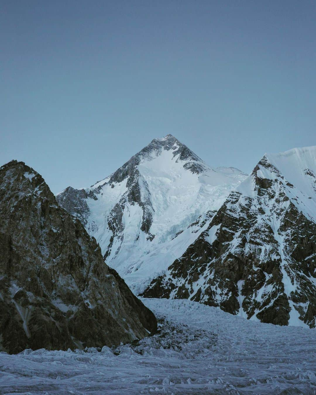 石川直樹のインスタグラム：「#Gasherbrum1, #Pakistan. 標高5040mのガッシャブルムBCにおります。#ガッシャブルム はⅠ峰Ⅱ峰ともに同じBCとC1を使います。写真下のガッシャブルム氷河を越えて、10時間近く歩くとC1着。C1から正面に進むとⅡ峰、右に進むとⅠ峰です。2019年晩夏、ぐちゃぐちゃになった懸垂氷河を苦労して越えたのを思い出します。 . 写真は、BCから見えるガッシャブルムⅠ峰（8080m）です。世界で11番目に高い山。Ⅱ峰は、この左にあって見えません。昨夜は雲ひとつなく、クリスティン・ハリラたちが夜にプッシュをかけ、今朝、I峰に登頂しました。 . 自分たちもさっさと登りたい…。予定は大幅に遅れ、帰りの飛行機はキャンセルしました。月末の東川賞受賞式には、どうやっても間に合いそうにありません。関係者の皆さま、大変大変申し訳ありません。 . 天候を見計らい、一週間以内にはBCを発ってワンプッシュで登って降りてきたいと考えています。 . ガッシャBCから45分ほど下ると、天気がよければかろうじて電波が入る丘があります。登頂できたら、またここから写真をアップできたらと。。では皆さん、お元気で。 . #Karakolum#gasherbrum#gasherbrumi」