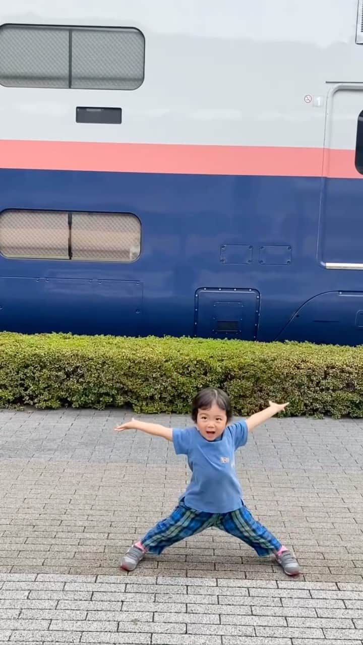 岡田義徳のインスタグラム：「ダブルデッカー。  またまた電車シリーズ。 いつかに行った、 鉄道博物館。  走ってって、リスペクト鈴川絢子氏のダブルデッカーポーズ。  家でやった事ないのに、 この日突然ポーズをとったので笑った笑った。  色々を経験して大きくなれ、我が子弟よ。  #ダブルデッカー #maxとき #鈴川絢子  #ダブルデッカーのうた #鉄道博物館」