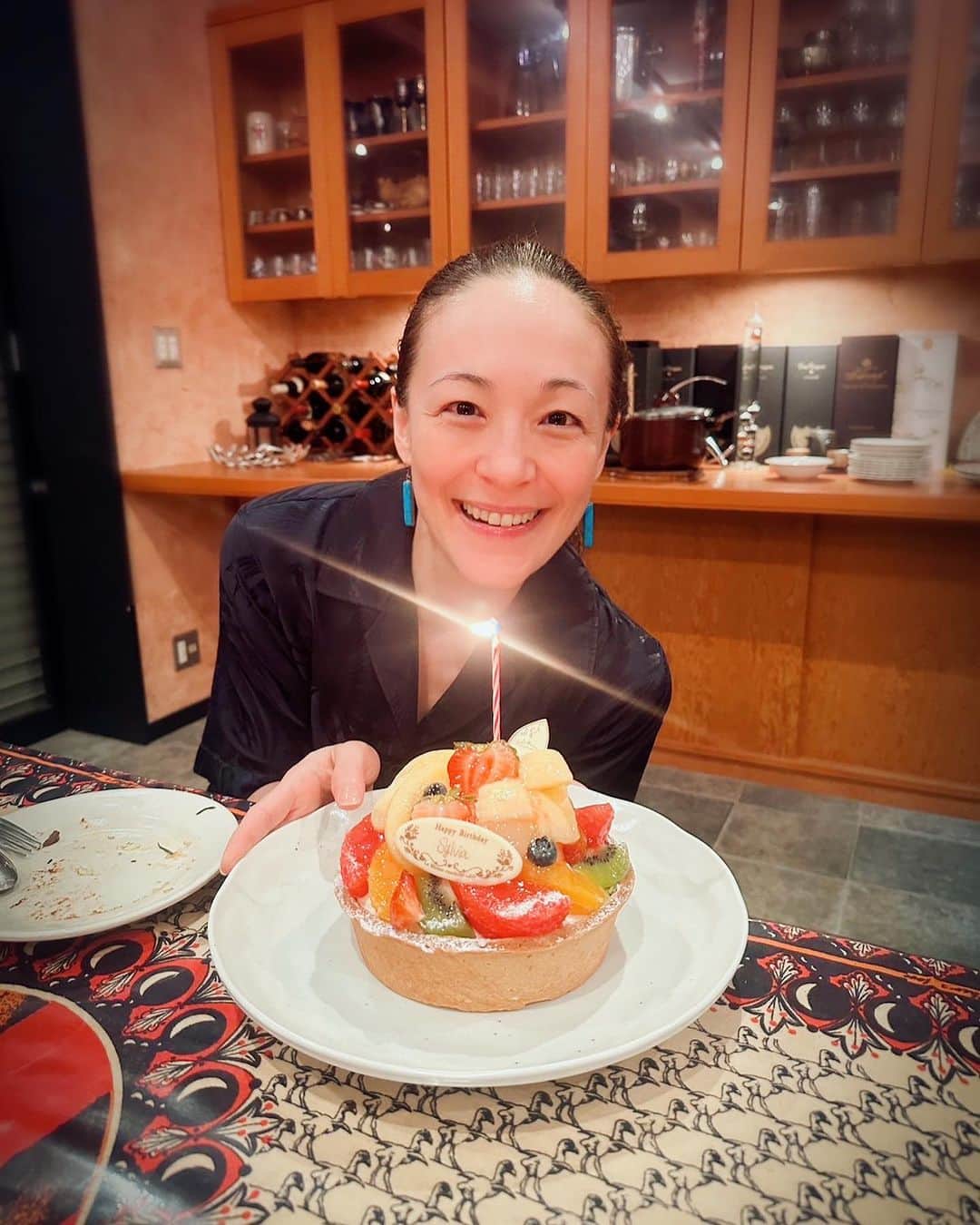シルビア・グラブのインスタグラム：「40代ラストに突入！  お祝いしてもらいました！  これからも元気に頑張ります〜！  最高な仲間に囲まれて私は幸せ者です！  Thank you 😘  #バースデー　#お祝いしてもらったありがとう #40代ラスト突入　#gravity」