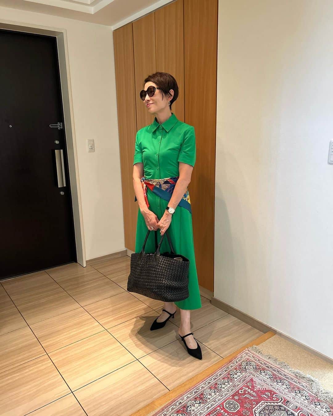 安藤優子さんのインスタグラム写真 - (安藤優子Instagram)「本日はTBSの番組収録に出かけます。  少し風が出てきましたが、暑さはマシマシなので、パキッとグリーンのシャツワンピースを着ました。  #cos のサマーセールでポチッとしました。（笑）  アクセントはスカーフを巻いて。  #フェラガモ のものです。  靴は素足に#ルタロンのメリージェーン。  バッグはパンパンに詰め込んだ#ボッテガヴェネタ のカヴァ。これも年季もの（笑）です。  時計は#ティファニー 、これもかなり昔のモデルです。手巻きだもん。（笑）  ファッションチェック担当リンは、朝から来客が多く、そのたびに接客に忙しくて（笑）チカラ尽きています。  では行ってきます！  あっ最後の写真は、本日のシャチョーまかない。鶏ひき肉のガパオでした。  #シャツワンピース   #フレンチブルドッグ  #安藤優子」7月18日 15時35分 - yukoando0203