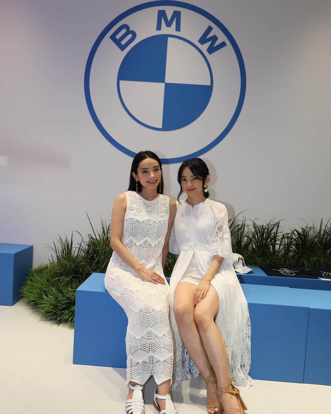 蒼れいなさんのインスタグラム写真 - (蒼れいなInstagram)「表参道にある「FREUDE by BMW – THE GARDEN」に一足先に行ってきた！🌻  真っ赤なBMWが飾られていてそれを眺めながら都会の真ん中で涼やかにくつろげるスペースだったよ🚘🍹  子どものとき人生で初めて乗った車がBMWで、その時の香りと家族でドライブした当時の記憶も思い出されってすごく懐かしい気分にもなったな~（´-`）💓  会場には新型BMWi5っていう日本で初めて展示されるレアなのが飾られているよ\( ˆoˆ )/  7/14-9/17までOMOTESANDO CROSSING PARKにて開催されてるみたい🫶  #BMWTheGarden」7月18日 15時36分 - reina_aoi_official