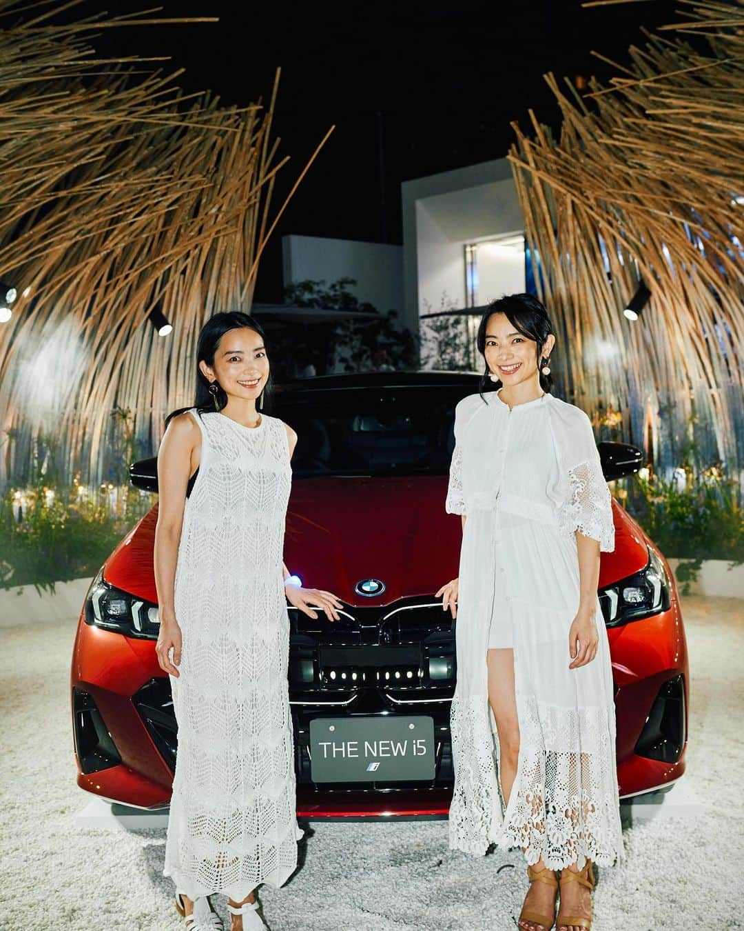 蒼れいなさんのインスタグラム写真 - (蒼れいなInstagram)「表参道にある「FREUDE by BMW – THE GARDEN」に一足先に行ってきた！🌻  真っ赤なBMWが飾られていてそれを眺めながら都会の真ん中で涼やかにくつろげるスペースだったよ🚘🍹  子どものとき人生で初めて乗った車がBMWで、その時の香りと家族でドライブした当時の記憶も思い出されってすごく懐かしい気分にもなったな~（´-`）💓  会場には新型BMWi5っていう日本で初めて展示されるレアなのが飾られているよ\( ˆoˆ )/  7/14-9/17までOMOTESANDO CROSSING PARKにて開催されてるみたい🫶  #BMWTheGarden」7月18日 15時36分 - reina_aoi_official