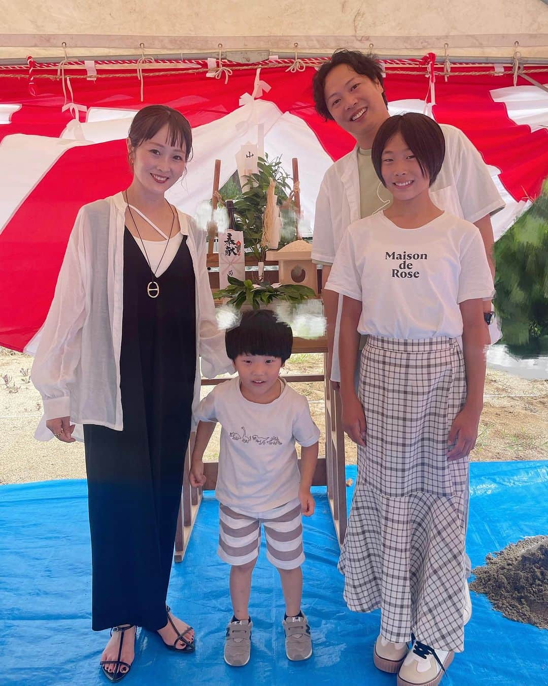 Kikuno Sayumiさんのインスタグラム写真 - (Kikuno SayumiInstagram)「7/15に#地鎮祭　をしました✨ この時ずっと風が強くて🌪️ 神事の時に風が吹くと厄を払ってくれるという言い伝えがありとても縁起が良いんだって❣️ ・ 両家の両親等立会いのもと無事に終わってホッとした☺️ パパがやった後にあらが👦「あらもやりたい」というのでえいっえいってさせて貰ったよ👍w ・ #地縄マジック も体験して😂完成が待ち遠しいよ〜♡ ・ ハウスメーカーは　@sfc_ie 🏡 紹介して頂いて、めちゃくちゃ良い営業さんに出会えて、ここの家に住むために節約や仕事頑張る💪って思えた🥹 てか、紹介割引ってこんなにあるんやって思った！（数十万割引があるよ🉐）近県だったら私と同じ営業さんを付けることができるし、全国だったら優秀な方を付ける事が出来るみたいだから家建てたい！って方がいた連絡くださいー✨ ・ ハウスメーカーが本当に決まらんくて喧嘩もしたし泣いたこともあったり🥲色々あったけどようやくここまで来た！詳しくはハイライトの#家造り　をどうぞ🤲 ・ コーデ @grl_official のキャミrut745とシースルーシャツk8473u @select.shop.jbg のサンダル🤍 ・ ・ #住友林業 #住友林業の家 #家族写真#grl#グレイル#夏コーデ#ママコーデ#プチプラコーデ#sayumihouse」7月18日 15時41分 - sayumikikuno