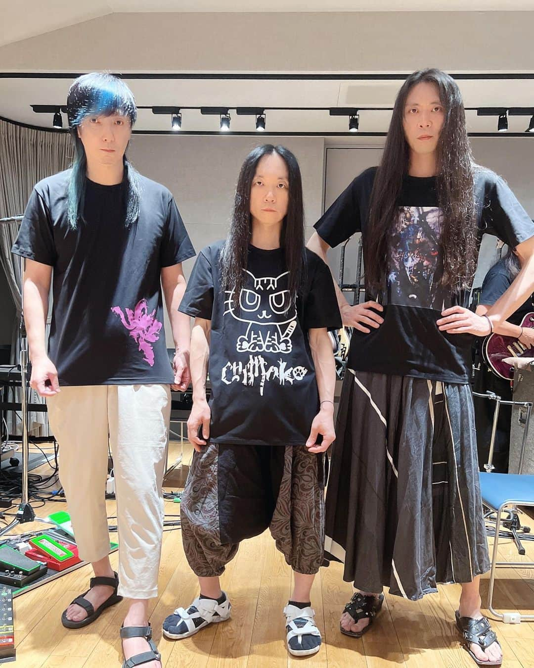 黒猫のインスタグラム：「💜ツアーグッズご紹介その2🖤 tシャツは3種類ありますよ✨ 着たところが分かりやすいように男性陣がモデルになってくれました🤘  （狩）前面はシンプルながら背中のツアーロゴで主張もできちゃいます💜 （招）猫神ちまこがあなたを守護！背中もロゴと家紋で抜かりなし🐱 （瞬）「茨木童子」を身に纏える大迫力のデザイン！背面もカッコイイ✨  #横ピヨ したら背中も見られますのでチェックしてみてください😉 ちなみにみんなLサイズ着用です🤘 皆さんのお気に入りの柄があればうれしいです💜  Tour merch💜T-shirts 🖤🤘 #陰陽座 #onmyouza #heavymetal #鬼神に横道なきものを」