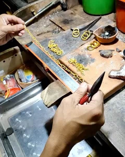 丸尾孝俊のインスタグラム：「純金ネックレスこうして作る😃」
