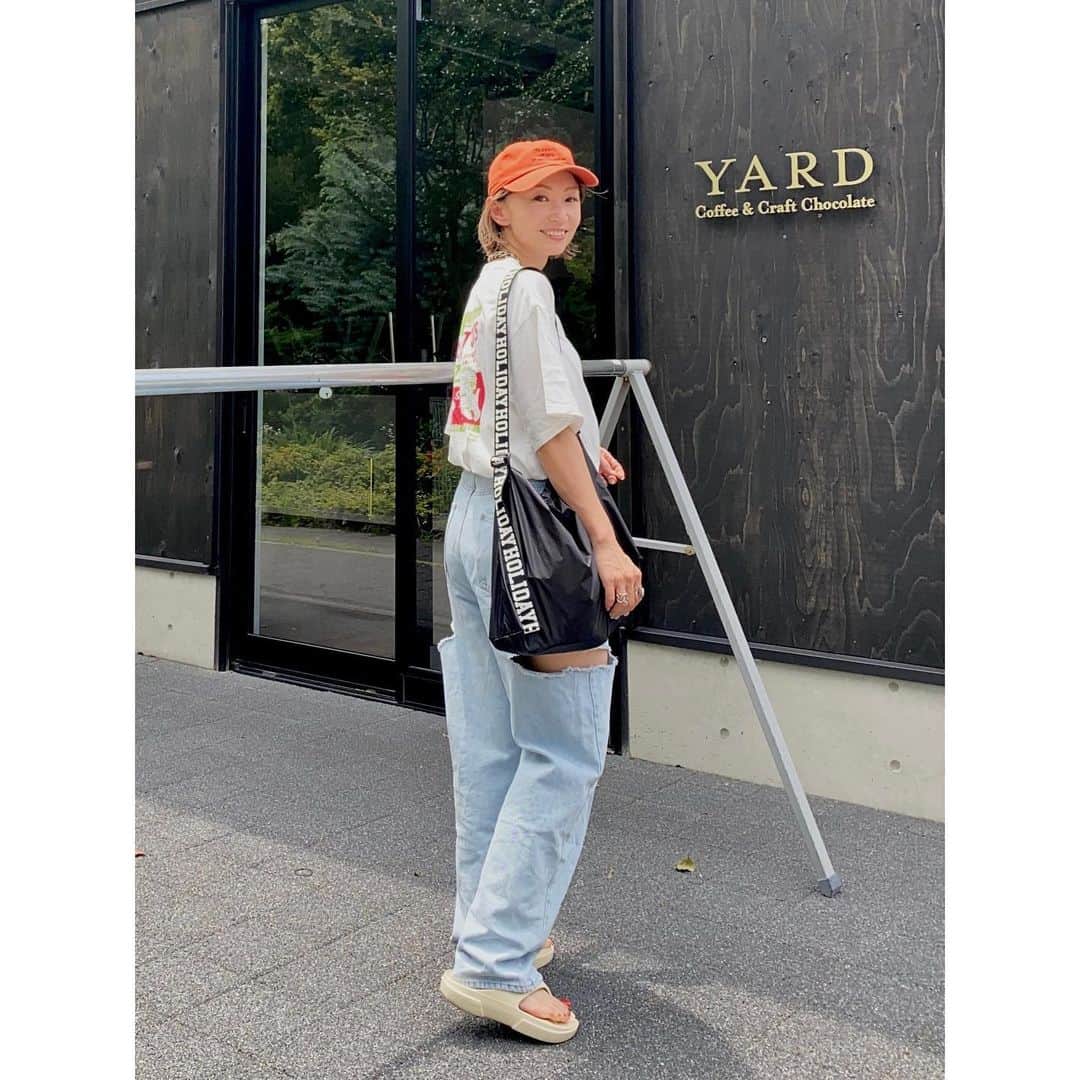 のインスタグラム：「. キャップとサンダルとアイスコーヒー🩴  #夏の必需品  #休日」