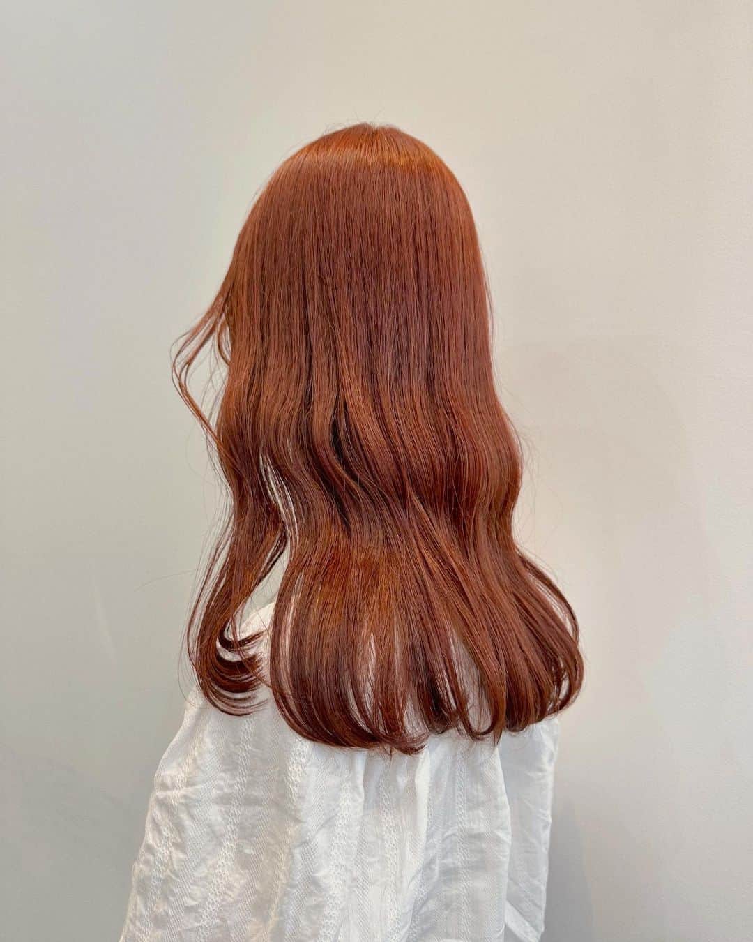 Momoのインスタグラム：「. ブリーチなしピレンジ♡♡ ダメージレスで可愛いカラーは最強🍊🧡 . .  . ✔️画像を保存してカウンセリングの 時にみせてください♡♡ .  イメージを変えたいけど短くするのも ブリーチをするのも勇気がいる🥺 . そんな方にも幅広くその方にあった提案 をさせて頂き一緒におしゃれを楽しみましょう♡ . ブリーチカラーは【ケアブリーチ】を 推奨しております♡ . ケアブリーチは従来よりも髪の毛への ダメージが94%cutされます！ . ブリーチなしのダブルカラーも 提案させて頂きますのでぜひご相談ください♡ . 12／3から 新店舗　GARD/ëN (ガーデン／エン) がopen♡♡ . 場所は表参道♡♡ 新しいこだわりのつまったお店で ぜひお会いできるのを楽しみに お待ちしております♡♡ . . ご予約はTOPからご予約サイト に飛べます✈︎♡(料金もそちらを参考に) . ご新規様も喜んでお待ちしております♡ . お電話.DMからも受け付けております♡ (DMは返信が遅くなる可能性が ございますのでそちらご了承下さい🙇‍♀️)  . .  〒150-0001 東京都渋谷区神宮前5-39-2 2F . TEL☎︎ 03-6712-5995 . 表参道駅から徒歩5分🚶🏼‍♀️(A1出口) ( 銀座線/千代田線/半蔵門線 ) . . 月 定休日 火・水　11:00〜20:00 木・金　12:00〜20:30 土　10:00〜19:00 日　10:00〜19:00 祝　10:00〜19:00 . . ぜひ、ご予約お待ちしてます♡♡ . codeアカウントはこちら   @__cd.momo____________ ♡ . ぜひフォローしてください♡ .」