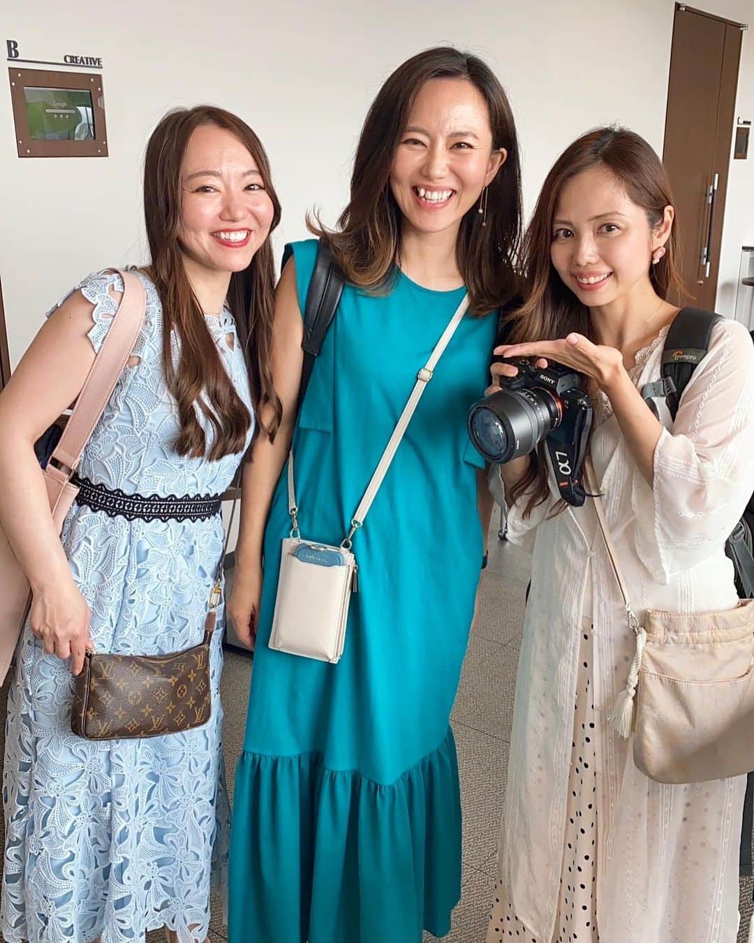 長嶺菜菜子さんのインスタグラム写真 - (長嶺菜菜子Instagram)「⁡ 【手放す】 ⁡ まず、この3名でセミナーができて良かった☺️ @mido_jkl  @chinenmikako  @mariko.nagamine    提案、企画してくれてありがとう！ ⁡ ⁡ 3名の話を聞いて思ったこと。 ⁡ 妹が、東京に上京してお金がなくて 本当に生活に苦しかったとき、 虫がわいたお米を洗って食べてた、とか、 ⁡ みーどが、夫に言われて図星で イラってしたことから 自分を見つめ直して今がある、とか ⁡ みーかが育児と仕事に葛藤しながらも、 めんどくせぇを手放してやるって決めたこと、とか ⁡ みんな色んな辛い、苦しい、悲しい、 悔しい過去を経験してる。 ⁡ そして今もまた色んなことに 挑戦や四苦八苦しながらも生きている✨ ⁡ 今が成功しているように見えるだけで 過去はそうじゃないんだよね ⁡ 過去を乗り越えてるからこそ今がある ⁡ ⁡ 家族である妹が、 東京で貧乏生活をしていたことに驚きで、 家族でさえも知り得ないことだから、 ⁡ 他人なんて本当に言わないだけで、 すっごく色んな経験してるんだろうなって感じた ⁡ ⁡ 妹は、貧乏だった時に、 弱みを見せられない、 誰にも何も相談できななった、 頼れなかった、 って当時を振り返って言っていて、 ⁡ でも結果的に、母親に金銭面を頼って サポートしてもりえて救われた、 だから次に進めたって言ってた。 ⁡ ⁡ このさ、【頼ること】って 本当に大事だなって思っていて。 ⁡ 私は真面目で、 しっかりしなきゃ、 頑張らなきゃ、私がやらなきゃ、 っていう想いがとてもとても強いのね ⁡ それで、苦しくなったり 自分の時間がなくなったり イライラしたりしてることがある ⁡ 人に頼ることが苦手、 弱みを見せることが嫌だ。 ⁡ それは根本には、 私がやった方が早い、 その方が効率がいい、 頼むのが面倒、 弱みを見せるのはなんか私らしくない、 弱みはなんかネガティブ、 って思っていた ⁡ そして、これって、私が他者から見られている 価値観にフォーカスしてるなっても気づいた。 ⁡ なんでもできる人って 思われてるからそうしなくちゃ、 ⁡ しっかりしてるってイメージだから それを壊さないようにしなきゃって、 ⁡ 外側からの情報で私をつくろうとしてた！ ⁡ （価値観ワークを自分でしてるのに！！🤣 　やっぱり外側からの価値観って 　すごい影響を受けるって改めて実感した） ⁡ ⁡ ⁡ 絶対的に頼った方がうまくいく、 うまくまわる、 自分のやりたいことに集中できる、 私の苦手は誰かの得意、 ⁡ なんですよね。 ⁡ ⁡ 最近、ある人からも 頑張ること、しっかりすること、 を手放した方がいいよ、 良い意味で力を抜くんだよ、って 言われて。 ⁡ このタイミングで同じようなことを 何度も聞かされてるから これは本当に手放すときなんだなって思った ⁡ ⁡ だから私は【手放す】ことを決めた。  頑張る しっかりする  を手放す。 簡単ではないけど、 そうした方がいいならまずやってみる。 ⁡ ⁡ セミナーでは それぞれの今まで手放した大きなこと、 についても聞けてすごく参考になったし ⁡ 私自身学びの深い、 そして決断や覚悟につながる セミナーだった✨ ⁡ ⁡ なので、セミナーで感じたこと、 学んだことを少し続けて投稿していこうと 思います☺️ ⁡ 次回は 【心の豊かさは◯◯を引き寄せる】 について話そうかな ⁡ ＿＿＿＿＿＿＿＿ #沖縄ママ #マインドセット #学校では教えてくれないこと  #子供に伝えたいこと #手放す勇気  #手放す」7月18日 15時45分 - na7co0422