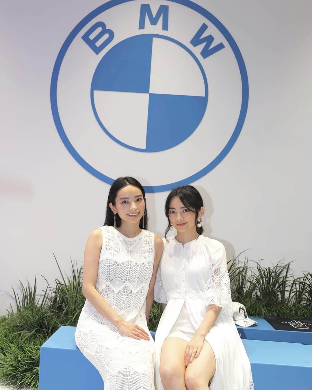 蒼あんなさんのインスタグラム写真 - (蒼あんなInstagram)「「FREUDE by BMW – THE GARDEN」 のイベントにれいなと一足先におじゃましたよ🚘✨  日本で初めて展示されてる新型BMW i5 めちゃかっこよかった！  小さい時にお母さんが運転してたのがBMWで、 色んな当時の思い出も一緒に蘇ってきて、 小さい時にお母さんが運転するBMWの中で 懐メロを大熱唱してたな〜とかね🥹🎤  イベントは、7/14-9/17  OMOTESANDO CROSSING PARKにて 開催されてるよ！🌻🌻🌻  暑い日が続いてるけど🫶 表参道に立ち寄ることがあったら のぞいてみてね☺️🌿  仕事でも会えるとか嬉しみ🥰 ふーちゃんありがとう🫶💗  @tokyo2africa   #BMW #BMWTheGarden #twins」7月18日 15時55分 - twins_anna