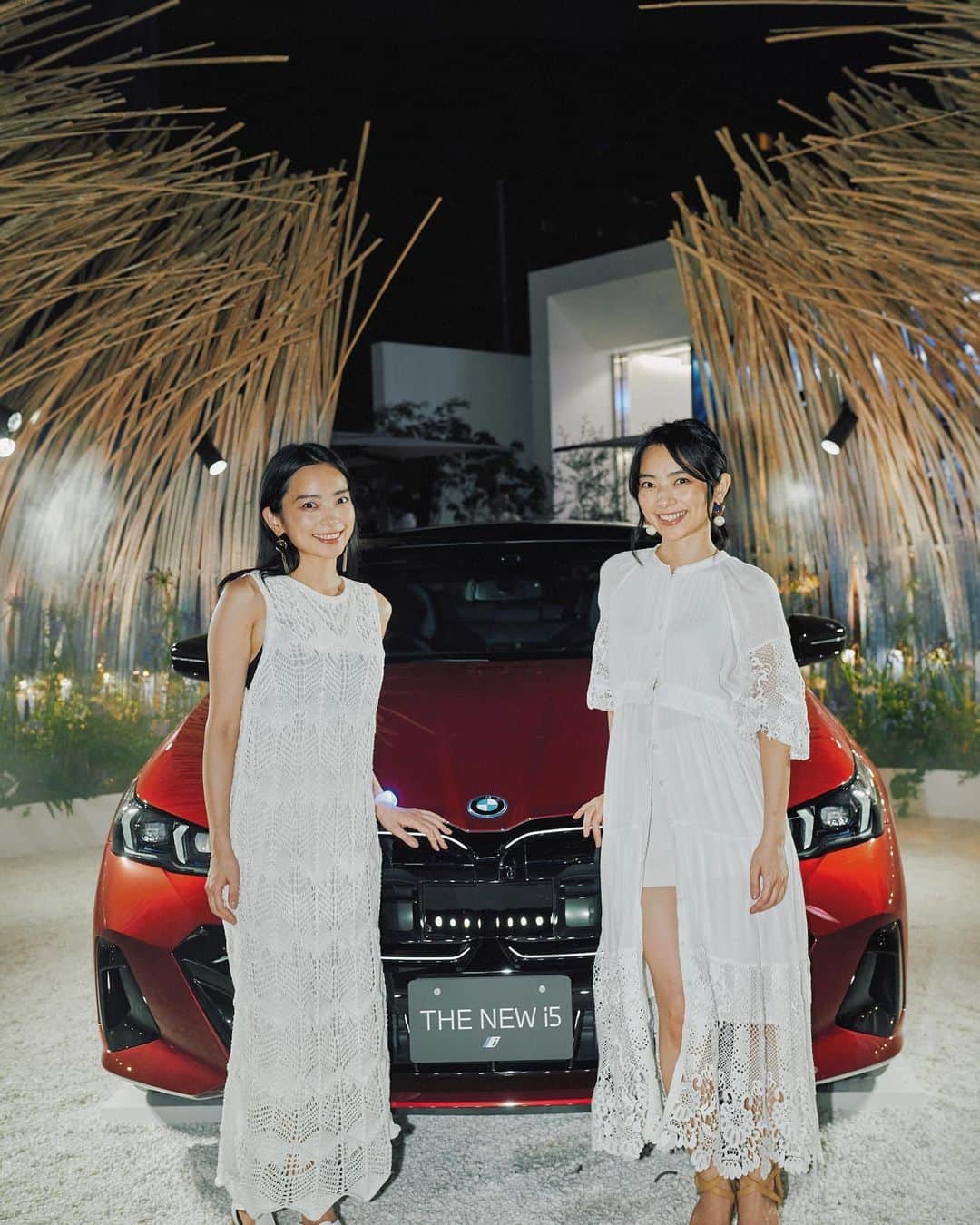 蒼あんなのインスタグラム：「「FREUDE by BMW – THE GARDEN」 のイベントにれいなと一足先におじゃましたよ🚘✨  日本で初めて展示されてる新型BMW i5 めちゃかっこよかった！  小さい時にお母さんが運転してたのがBMWで、 色んな当時の思い出も一緒に蘇ってきて、 小さい時にお母さんが運転するBMWの中で 懐メロを大熱唱してたな〜とかね🥹🎤  イベントは、7/14-9/17  OMOTESANDO CROSSING PARKにて 開催されてるよ！🌻🌻🌻  暑い日が続いてるけど🫶 表参道に立ち寄ることがあったら のぞいてみてね☺️🌿  仕事でも会えるとか嬉しみ🥰 ふーちゃんありがとう🫶💗  @tokyo2africa   #BMW #BMWTheGarden #twins」