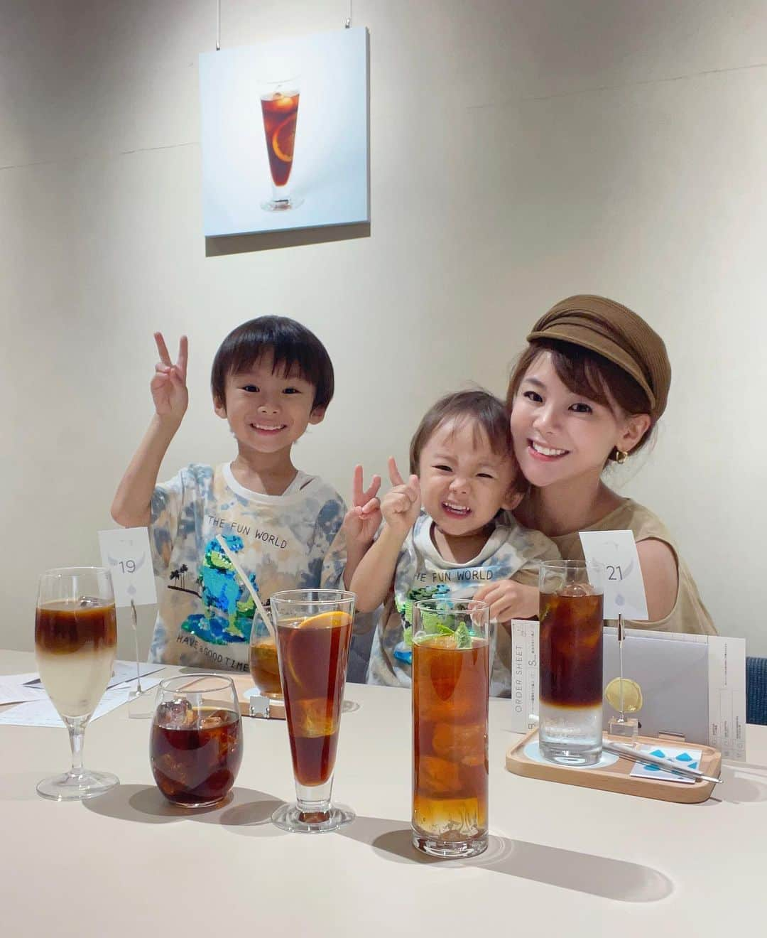 長谷川真美さんのインスタグラム写真 - (長谷川真美Instagram)「なんと1杯たった80円?！  UCCがやってる表参道の 本格アイスコーヒー専門店 @ucc_drippodが 本格的で美味しくて つい何杯も飲んでしまった…☺️💕  なんとね！！！ 56通りのカスタマイズができちゃうのの👀  気分やコーヒーの好みからも 選べちゃうのがすごいところ💡 この時の私の気分は「シャキッと」！ 10→アイスコーヒー専用ブレンドを 飲み方はSodaで頂きました💓  ソーダでコーヒーを割るのは 初めてだったんだけど すっごいスッキリしてて美味しい👀 めちゃくちゃ飲みやすい🫶✨  コーヒーの産地などで オススメのアレンジがそれぞれ違うんだって！ UCCの人がいっぱい検証して オススメアレンジを決めたらしい🤣 みんなだったら何を選ぶ？  そして！気になるのはこれよね💰 「なんで1杯80円で飲めちゃうの?」 の答えは….. UCCのカプセル式コーヒーマシン 「DRIP POD」で淹れているかららしい💓  お店の奥にはひみつのトビラがあるので ぜひ直接行ってみてねーーー💡  https://solofreshcoffee.com/himitsu/  @ucc_drippod #バリスタのいないアイスコーヒー専門店 #ひみつのドリップ #ドリップポッド #pr #インフルエンサーワークス」7月18日 15時58分 - maami.hase