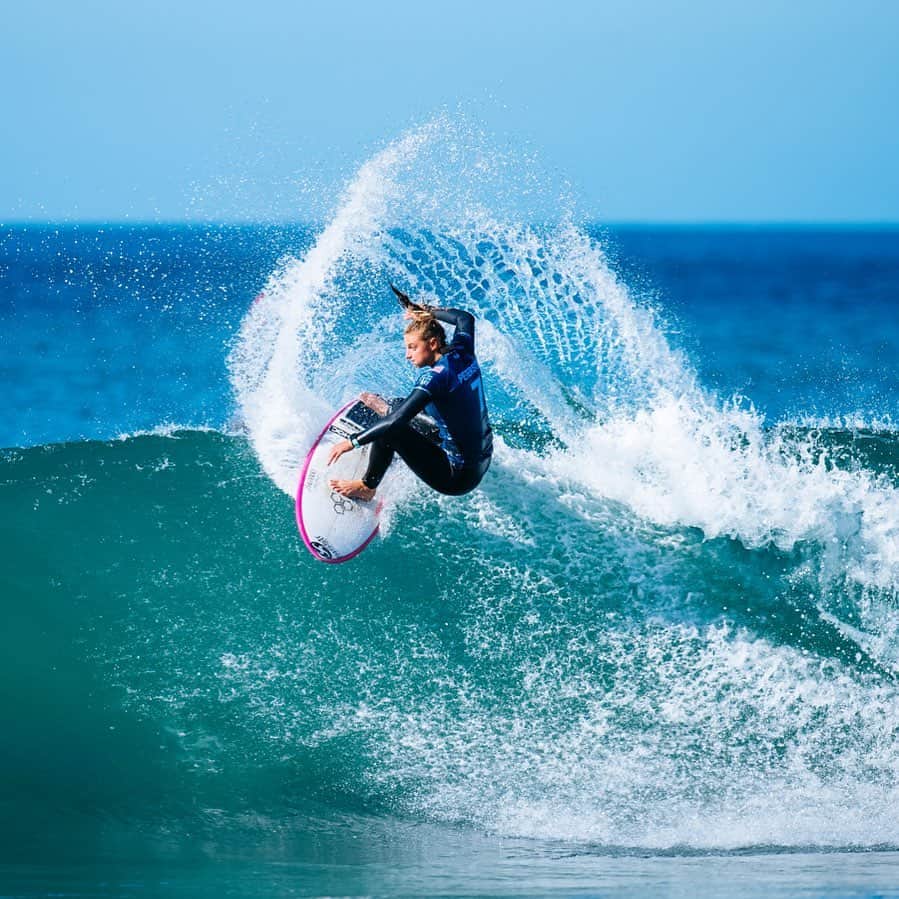 レイキー・ピーターソンのインスタグラム：「Round 2 coming up! Waves looking fun today… Excited to get back out there in a few hours 🤍🙌🏼」