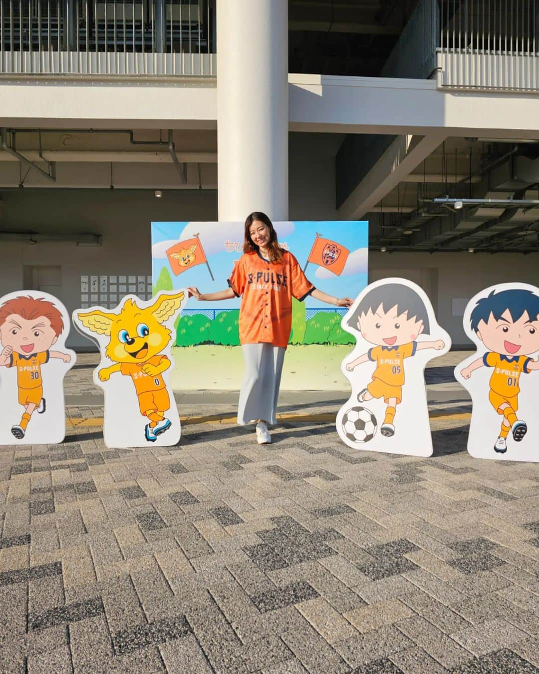 杉山由紀子のインスタグラム：「キュリアちゃんに御招待いただいて 国立競技場の⚽観戦へ✊‼️  この日は清水エスパルスの応援♪ (どこが好きとか特にないです(*-ω人)) 先着でユニフォームもらえたので二人できたよー♪  国立競技場がきれいになってから初めて行ったのですがめちゃ素敵♪  やっぱりスポーツはいいね♪ バスケ、テニス、パデル、フットサル...久々やりたい！！  にしてもこの日は灼熱すぎて、観戦側も選手側もたいへん😲 でもみんな全力で最高だった❤️✨  お疲れ様でしたー！！  #⚽ #サッカー #サッカー観戦 #国立競技場 #清水エスパルス #清水翔太 #スポーツ #夏だね #まるちゃん #ちびまる子ちゃん」