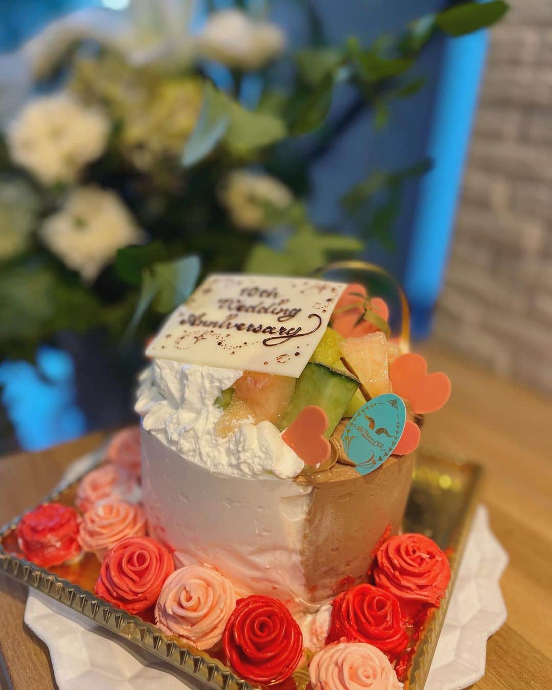 本田朋子さんのインスタグラム写真 - (本田朋子Instagram)「結婚記念日。 11年目に突入です。 主人と息子がサプライズでお花とケーキを用意してくれました。 そして、息子が盛大にケーキを傾けて渡してくれるという、予想外のサプライズもありましたが😂🫣 それも良き思い出に♡」7月18日 16時05分 - tomoko_honda_official_phonics