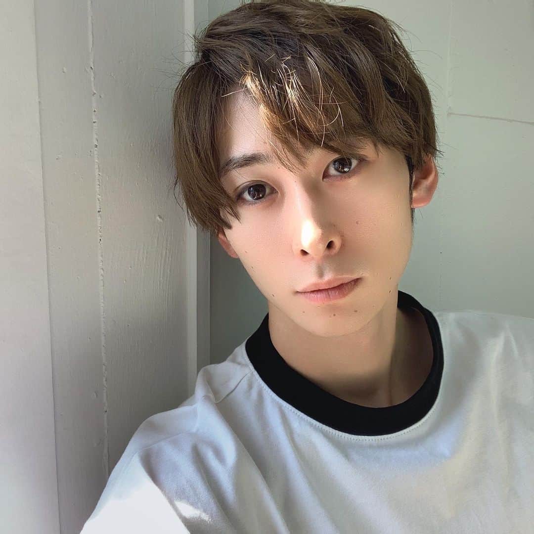 田中涼星のインスタグラム：「撮影終わりに差し込んだ光と共に。  しかしあっちーね！！ みんなは大丈夫🥵？  まぁ夏は夏で楽しもう♪  #りょせすたぐらむ  #田中涼星  #夏  #サマー  #溶けちゃうよ  #てかもう溶けてる  #instagram  #instagood  #summer」