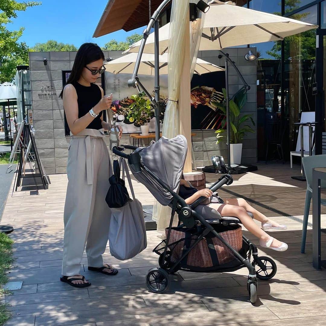 Hiromi Ｍaedaのインスタグラム：「yesterday🌞  連日タンクトップしか着てない..  夏は大好きだけどそれにしても暑いな🫠♡  tops @babylone.official #babylone pants @deres__official #deres shoes @tomorrowland_jp #tomorrowland_womens」
