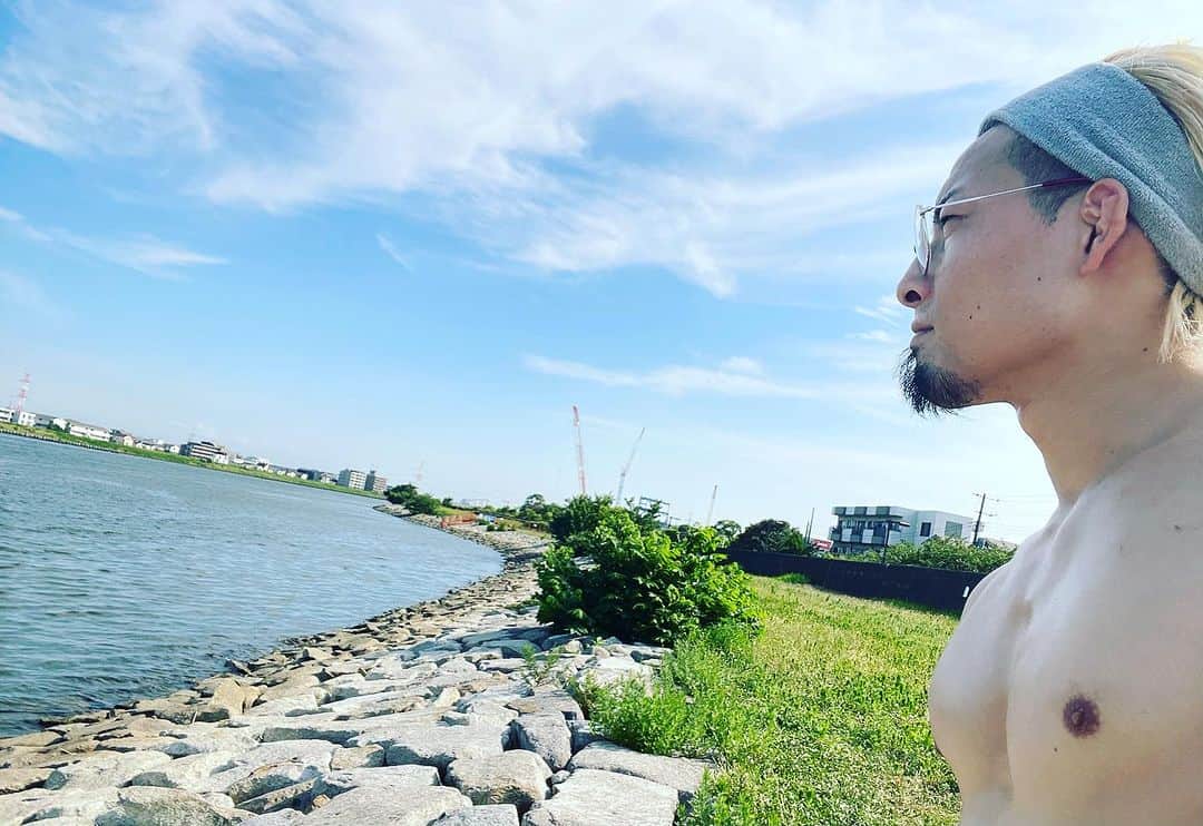 藤田洋平（YO-HEY）のインスタグラム：「散歩ついでに無性に風を感じたくなる日でした #散歩　#日焼け  #自然の力と時々乳首」