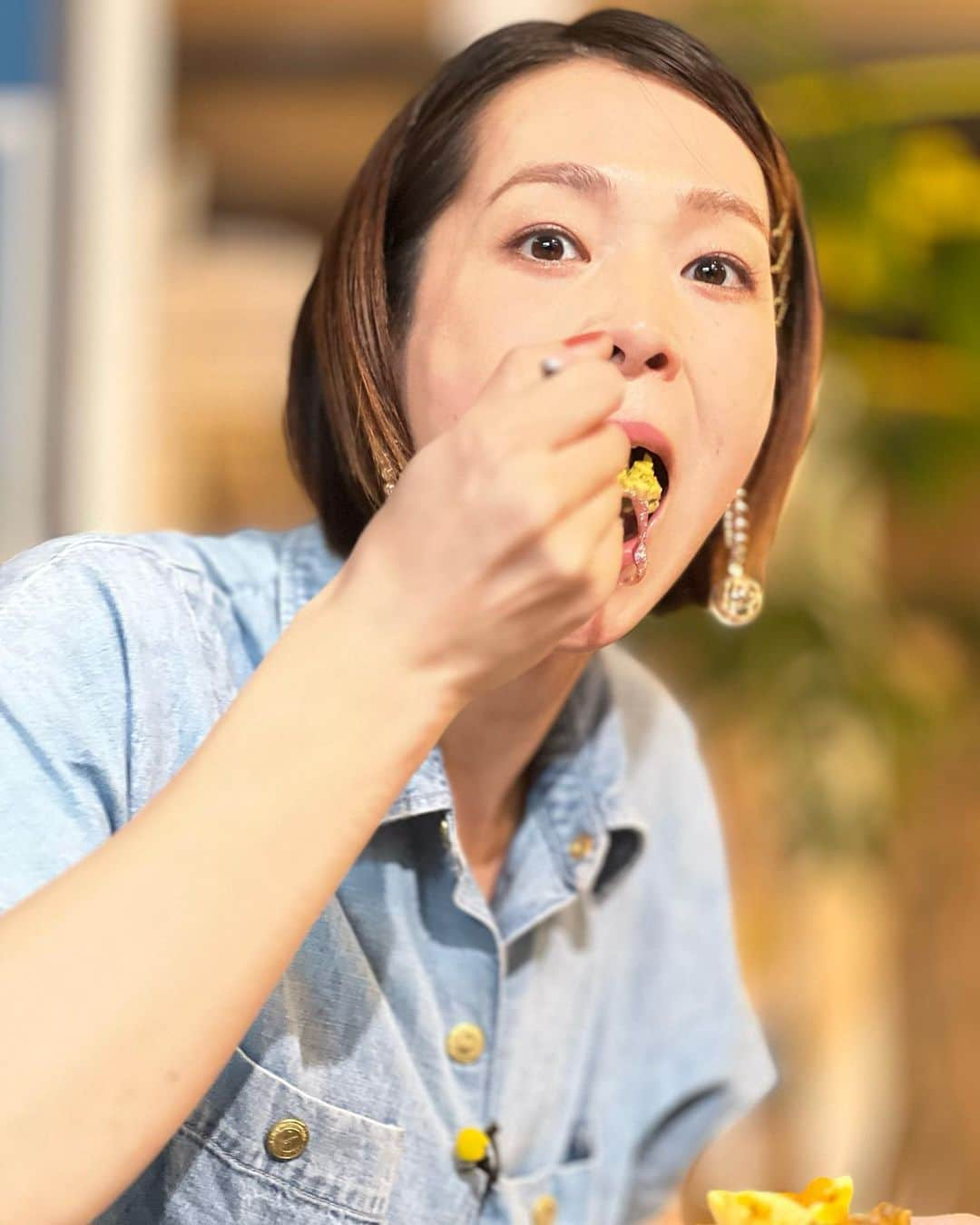 酒井瞳のインスタグラム：「今夜の #よかばん 暑い今だからこそ食べたい‼️  #カレー 特集！！  カレー大好きなんだけど、世界が広すぎる様々なカレーに興奮というか食欲が止まりませんでした！！  写真からわかる通り遠慮なくばくばく食べ尽くしております！  必見😆‼️  #小林  #ナマステ さんの #インドカレー  #西都市 の @apollncurry さんの #こだわりカレー   #宮崎 #宮崎ランチ #宮崎グルメ #curry #🍛 #スパイス #spice #カレー屋」