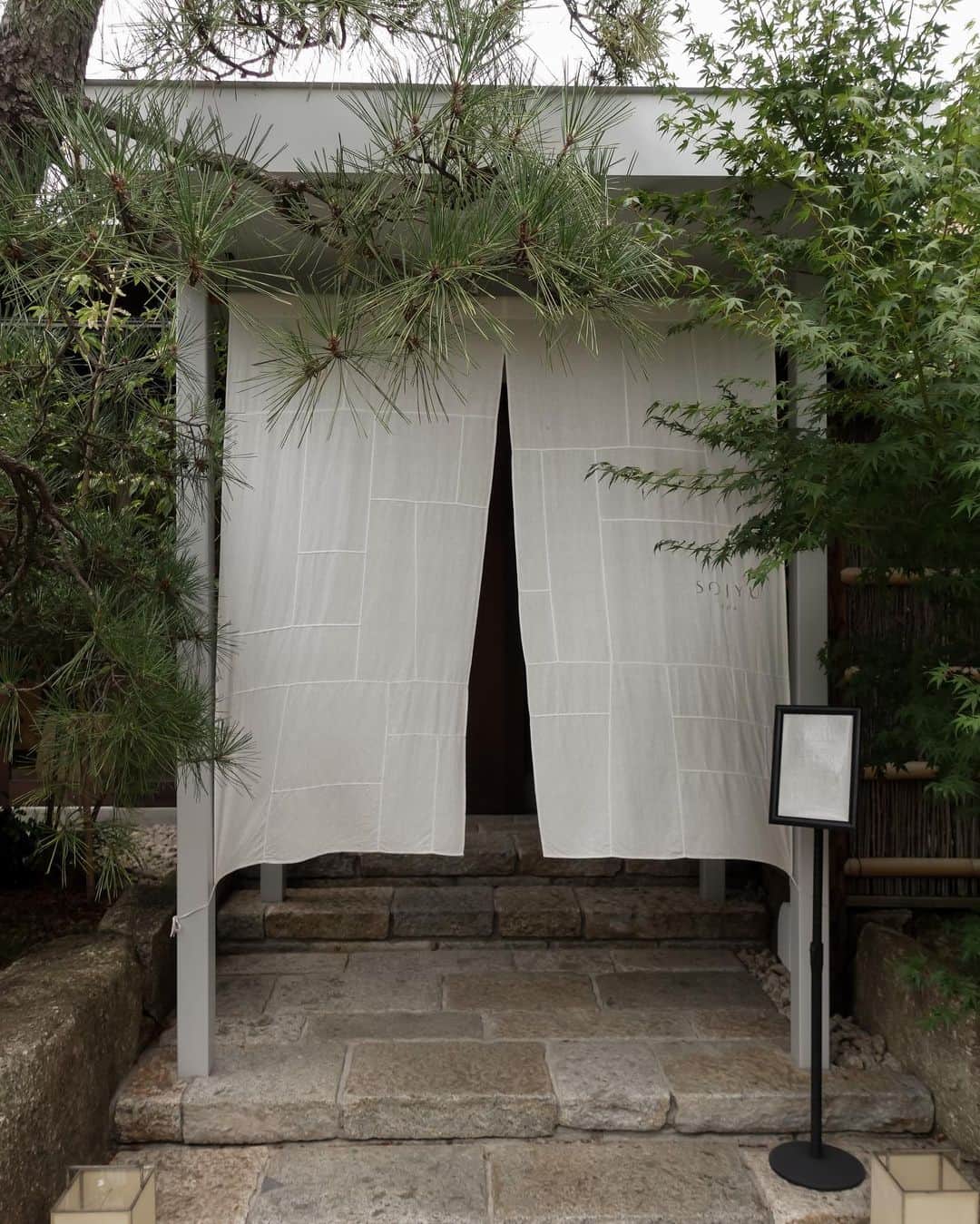 MOYAさんのインスタグラム写真 - (MOYAInstagram)「先日訪れた世田谷にあるオアシス SOJYU spa😴✨ こんな場所が都内の住宅街にあるなんて！ というところにあります。  小田急の世田谷代田駅を降りてすぐ。  カウンセリングを受けて その日に気になる香りを使って 丁寧にアロママッサージをしてくれます💆🏻‍♀️  ど平日の真っ昼間に行ったけど なんだか非現実な時間を過ごさせてもらって これは病みつきになったらまずいやつだ🌖  ここで出会ったSOJYUオリジナルのアロマの香り " SHIN KOKYU"がとっても気に入って お家にも持ち帰ってきました。  湯船に数滴垂らしたらヒノキの良い香りが ぷんぷんと。✨ バスタイムがより一層楽しみになったアイテム♡  #精油 #香りのある暮らし #アロマ #sojyu #sojyuspa」7月18日 16時19分 - moyamoya2121