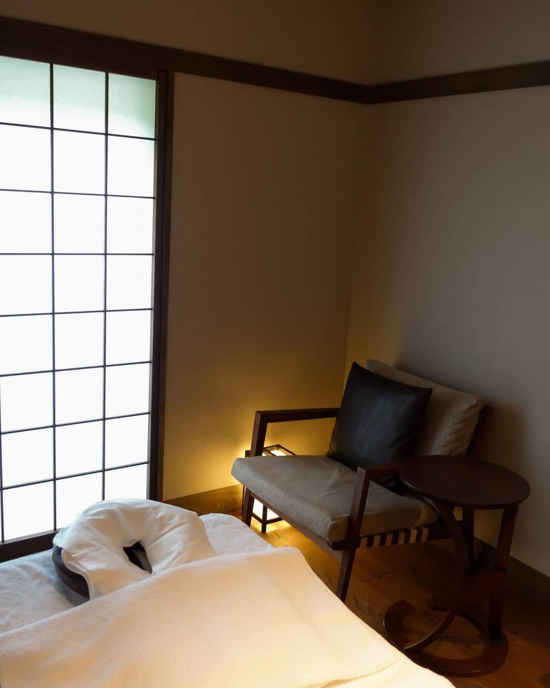MOYAさんのインスタグラム写真 - (MOYAInstagram)「先日訪れた世田谷にあるオアシス SOJYU spa😴✨ こんな場所が都内の住宅街にあるなんて！ というところにあります。  小田急の世田谷代田駅を降りてすぐ。  カウンセリングを受けて その日に気になる香りを使って 丁寧にアロママッサージをしてくれます💆🏻‍♀️  ど平日の真っ昼間に行ったけど なんだか非現実な時間を過ごさせてもらって これは病みつきになったらまずいやつだ🌖  ここで出会ったSOJYUオリジナルのアロマの香り " SHIN KOKYU"がとっても気に入って お家にも持ち帰ってきました。  湯船に数滴垂らしたらヒノキの良い香りが ぷんぷんと。✨ バスタイムがより一層楽しみになったアイテム♡  #精油 #香りのある暮らし #アロマ #sojyu #sojyuspa」7月18日 16時19分 - moyamoya2121