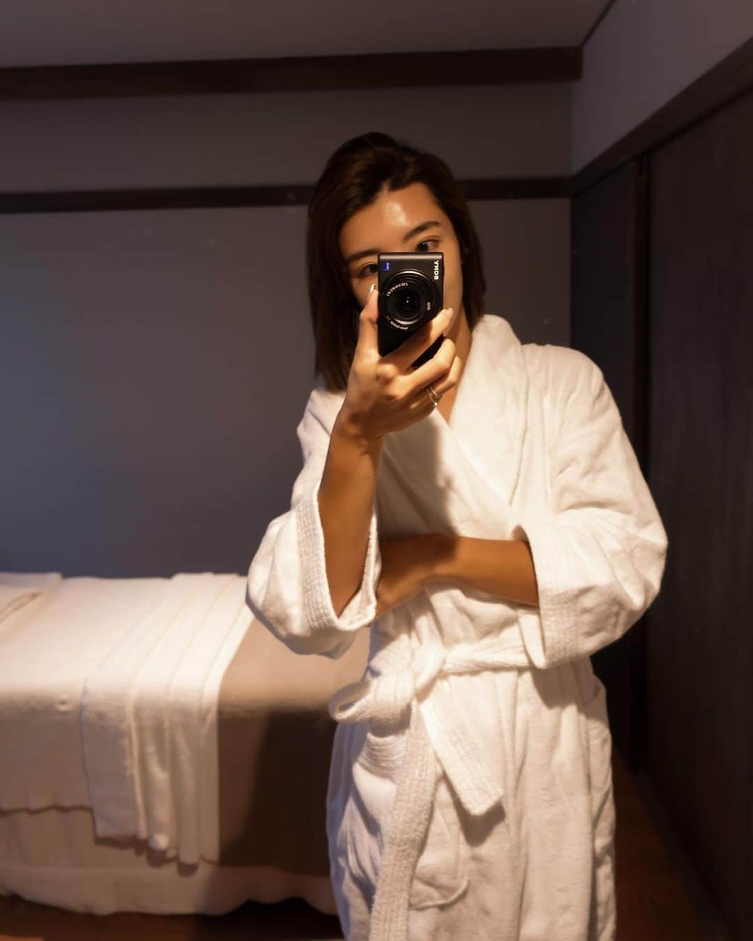 MOYAさんのインスタグラム写真 - (MOYAInstagram)「先日訪れた世田谷にあるオアシス SOJYU spa😴✨ こんな場所が都内の住宅街にあるなんて！ というところにあります。  小田急の世田谷代田駅を降りてすぐ。  カウンセリングを受けて その日に気になる香りを使って 丁寧にアロママッサージをしてくれます💆🏻‍♀️  ど平日の真っ昼間に行ったけど なんだか非現実な時間を過ごさせてもらって これは病みつきになったらまずいやつだ🌖  ここで出会ったSOJYUオリジナルのアロマの香り " SHIN KOKYU"がとっても気に入って お家にも持ち帰ってきました。  湯船に数滴垂らしたらヒノキの良い香りが ぷんぷんと。✨ バスタイムがより一層楽しみになったアイテム♡  #精油 #香りのある暮らし #アロマ #sojyu #sojyuspa」7月18日 16時19分 - moyamoya2121