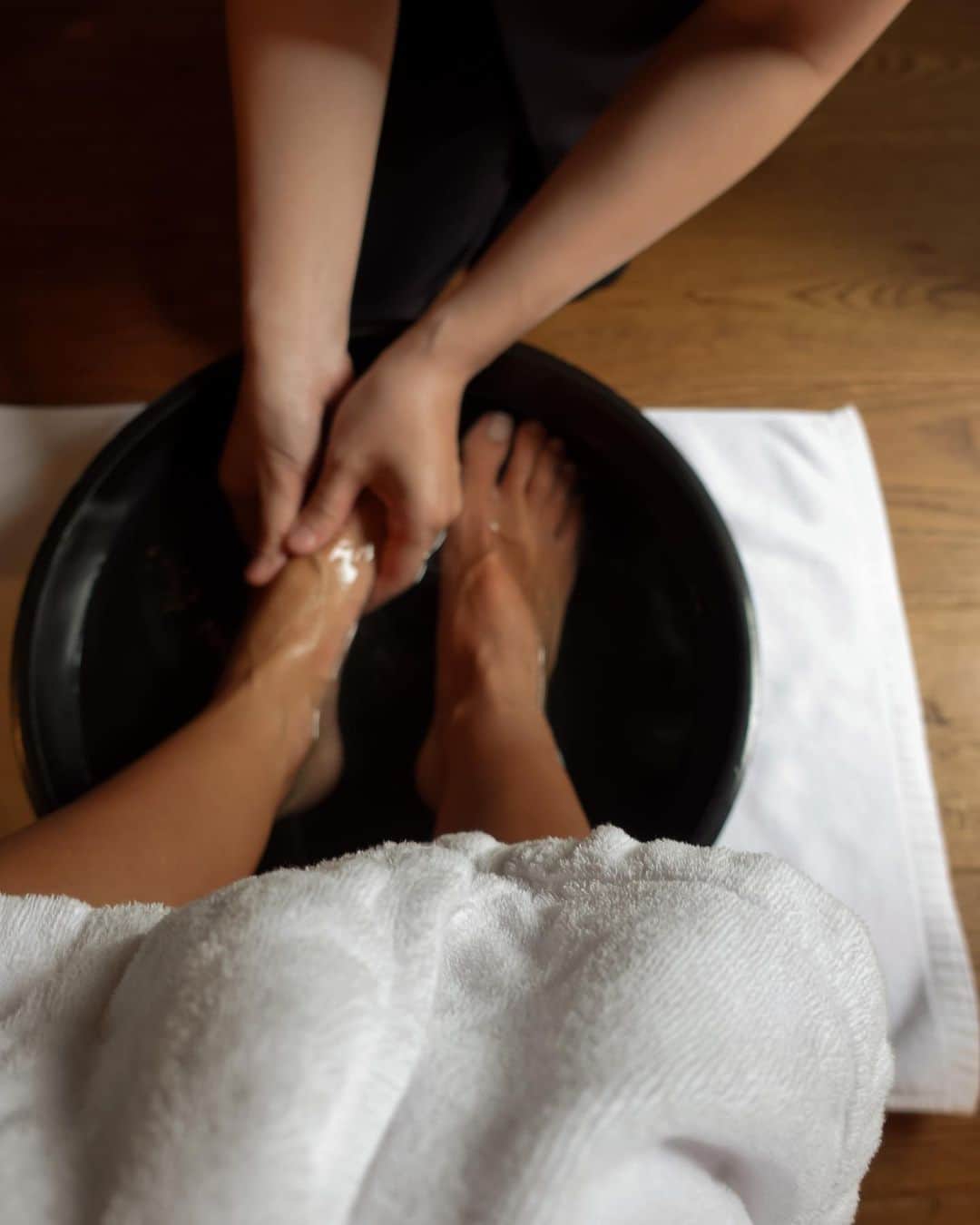 MOYAさんのインスタグラム写真 - (MOYAInstagram)「先日訪れた世田谷にあるオアシス SOJYU spa😴✨ こんな場所が都内の住宅街にあるなんて！ というところにあります。  小田急の世田谷代田駅を降りてすぐ。  カウンセリングを受けて その日に気になる香りを使って 丁寧にアロママッサージをしてくれます💆🏻‍♀️  ど平日の真っ昼間に行ったけど なんだか非現実な時間を過ごさせてもらって これは病みつきになったらまずいやつだ🌖  ここで出会ったSOJYUオリジナルのアロマの香り " SHIN KOKYU"がとっても気に入って お家にも持ち帰ってきました。  湯船に数滴垂らしたらヒノキの良い香りが ぷんぷんと。✨ バスタイムがより一層楽しみになったアイテム♡  #精油 #香りのある暮らし #アロマ #sojyu #sojyuspa」7月18日 16時19分 - moyamoya2121