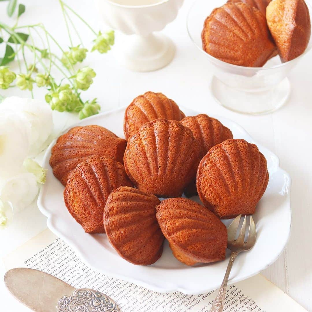 mikiのインスタグラム：「・ ・ bake.caramel madeleine  最近バタバタしていてすっかり忘れてたご近所さんとの約束🥹  1ヶ月前からキャラメルマドレーヌを焼いてほしいとお願いされていたのを２日前に思い出した😇セーフ。  材料もあった、大きい練乳も野菜室にあった、ほんとセーフ。  お家の分も余りがでたのでパチリ。  あー、野菜室の桃が腐る前に何か作りたい。  楽しかった思い出リールも完成させたい🫶  コメントおやすみします🔐  #koちゃんレシピ」