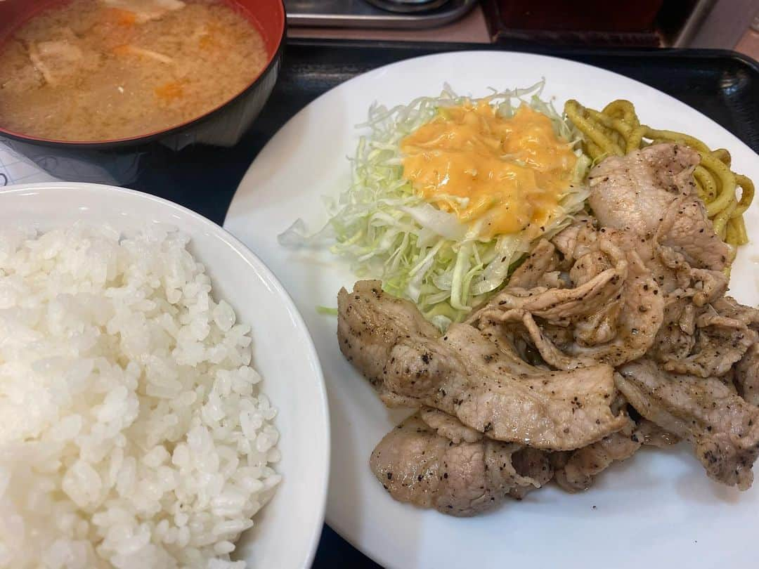 橋口洋平のインスタグラム：「青春のミトヤ  #池袋 #スパイシー焼肉定食 #カレースパが地味に好き #あれから倍生きてるという事実」