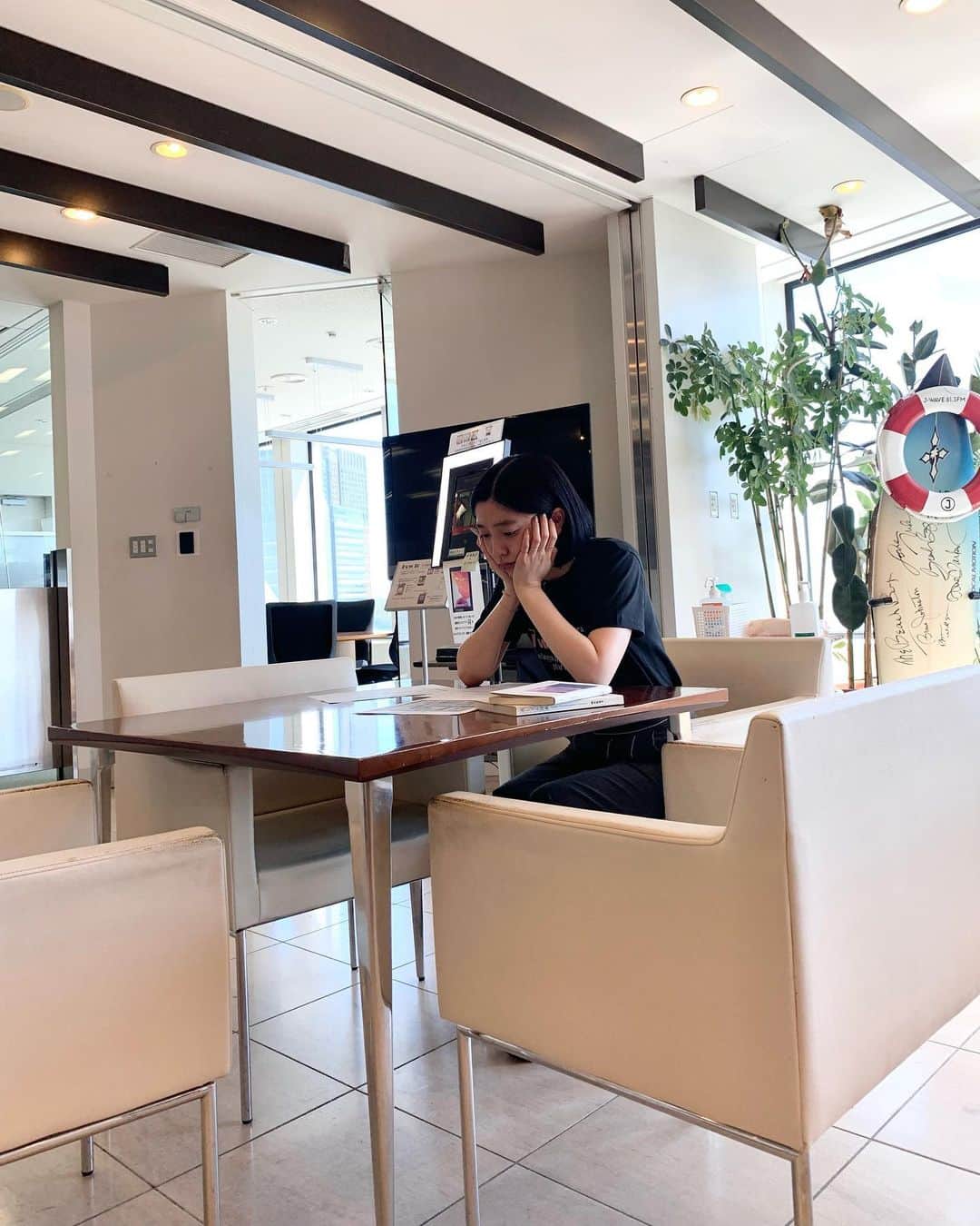 小谷実由のインスタグラム：「何度やってもラジオ出演の前は受験勉強スタイルでいる(こちらはこないだのACROSS THE SKYのゲスト出演前、台本を見ながら喋ることを頭の中で整理している)いつもこういう機会はとても楽しいけど出る寸前は何度やっても緊張しますね🫨🫨🫨💫」