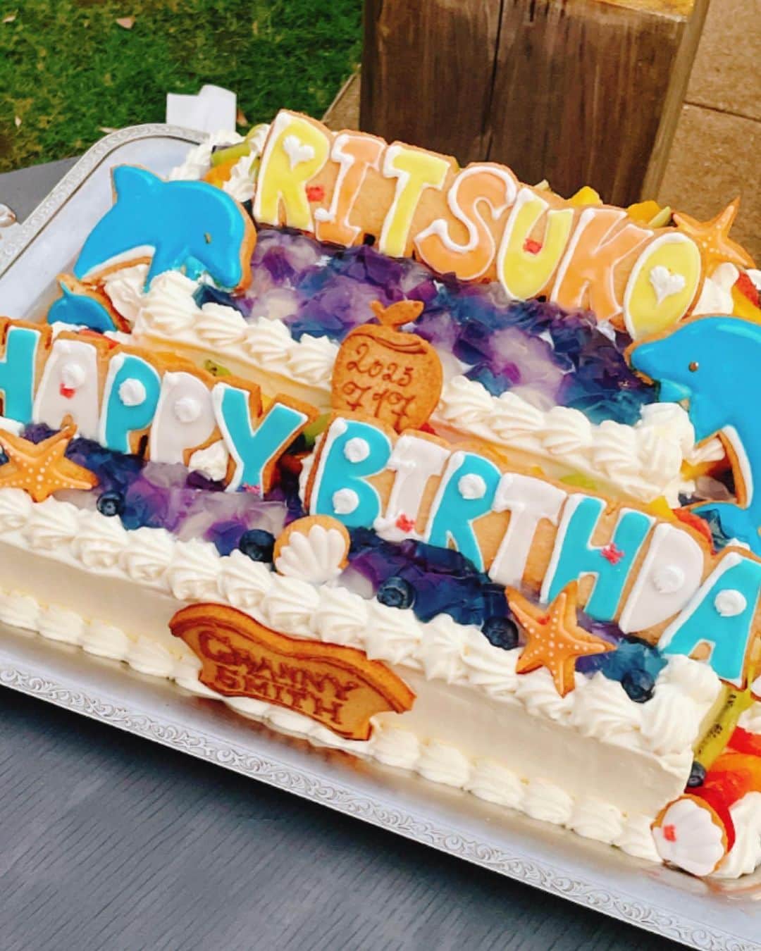 里井真由美さんのインスタグラム写真 - (里井真由美Instagram)「田中 律子ちゃん💛🩵🐬お誕生日ケーキでございます〜  @ri2kotanaka   グラニースミスの巨大なケーキでお祝い🐬💛🎉🏖️🏝️ 海のイメージ🐬🩵💛りっちゃんにぴったり🩵🐬🤍💛  @grannysmith_pie  @shunichiro_seki   グラニースミスってアップルパイの専門店ですが、アイシングクッキーがとてもお上手なシェフがいらしたり、ケーキもおいしかった〜🐬🐬🤍  →swipeしてね♡ 明るく優しく誰からも愛される律ちゃん🤍 お人柄にぴったりな、開放感あふれるプール&テラスで60人ほど皆で盛大にお祝い〜㊗️🎉  ドレスコードはサムシング80's  🪭主役のりっちゃん自らがタイムスリップしてボディコンジュリアナ系で皆を楽しませてくれ笑顔満開🪭😘本当に素敵！ 　  バーベキューはプロのシェフ達が焼いてくださったりフルーツ盛りだくさん 🌴🏖️🏝️🩵🤍  @grannysmith_pie   りっちゃん　いつもありがとうございます。 本当におめでとうございます🤍 これからも仲良しでいてね🩵🤍  。。。。  #田中律子　さん　#お誕生日#海の日#ボディコン#ジュリアナ#大人気#お誕生日ケーキ #お誕生日おめでとう #お祝い#里井真由美」7月18日 16時36分 - mayumi.satoi
