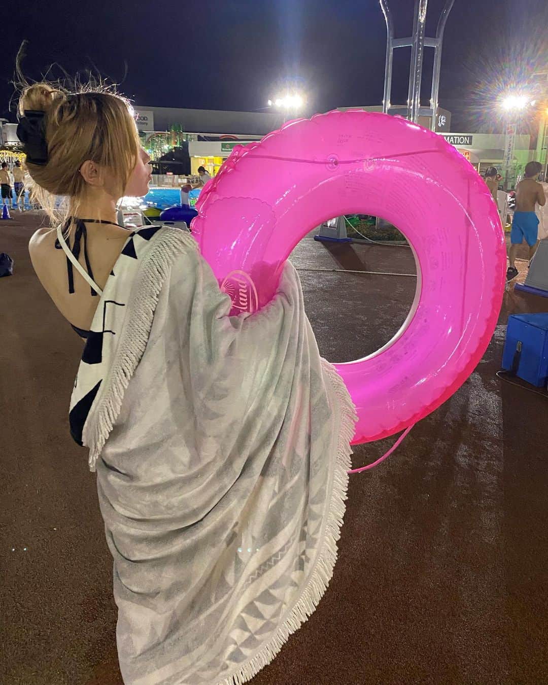 平野夢来（ゆぴぴ）のインスタグラム：「Night pool 3 . . . ゆらちが浮き輪運ぶ係👙🩷」