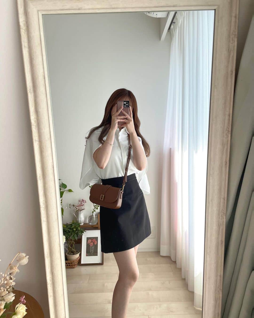 maari watanabe(まありん)のインスタグラム：「こちらのトップス、紫外線カット率90％、速乾性・接触冷感生地を使ってて暑い季節でも快適に着れる〜✨二の腕をしっかりとカバーしてくれる🙆 日焼けしたくないこの夏にぴったりです💕☀️  @dolce._official   暑さに気をつけてお過ごし下さい。 私は6月からずっと風邪を拗らせている🤧  ネイル @reona_il キラキラ夏ネイル💅  #骨格ウェーブ  #30代コーデ」
