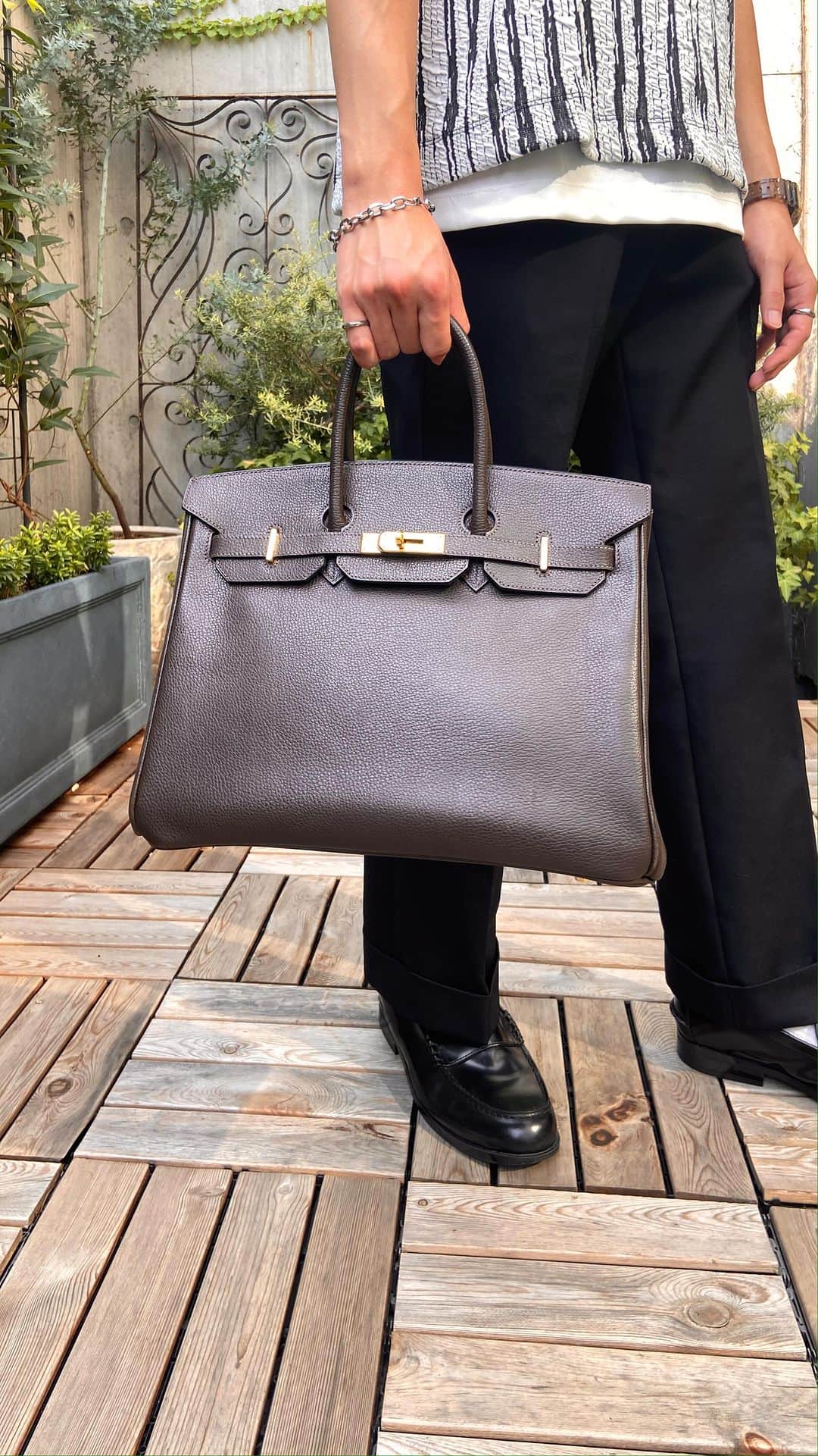 のインスタグラム：「@vintageqoo staff members with #Birkin #HautaCourroies  Discover more timeless bags 👀  ▼Customer service English/Chinese/Korean/Japanese *Please feel free to contact us! *商品が見つからない場合にはDMにてお問い合わせください   ▼International shipping via our online store. Link in bio.  #tokyovintageshop #오모테산도 #omotesando #aoyama #表参道 #명품빈티지 #빈티지패션 #도쿄빈티지샵  #ヴィンテージファッション #ヴィンテージショップ #hermesvintage #hermesbags #빈티지에르메스 #버킨백 #오타크로아 #バーキン #オータクロア」