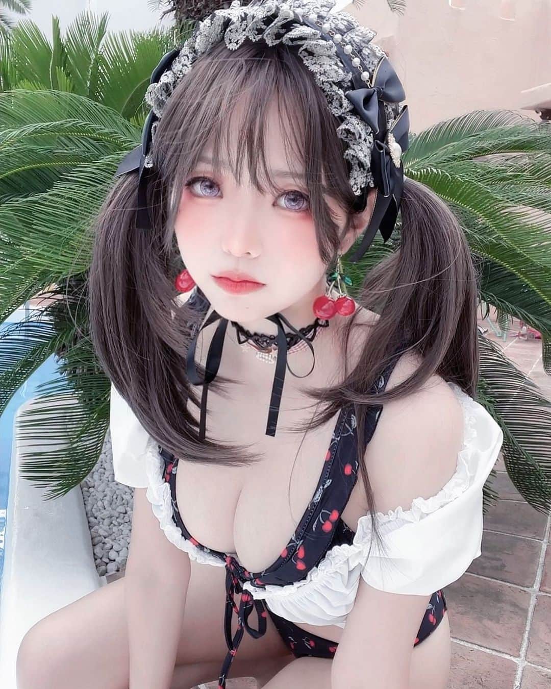 Elyのインスタグラム：「Jiraike girl is not good in the sun 🍒. ✦ 日差し苦手な地雷系女子🍒 ✦ 不擅長日曬的地雷系EE子  好久沒綁經典款雙馬尾✨」