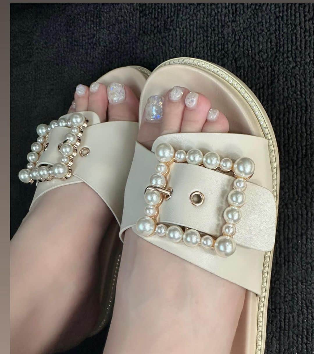 手島優さんのインスタグラム写真 - (手島優Instagram)「・  @miastile.official   のサンダル👡  柔らかくてすんごい履きやすい✨  パールも縁のキラキラも可愛すぎて履いてるだけで幸せ気分になれます🤩 カラーも上品なベージュ系でどんなお洋服にも合うのも嬉しい♪  #ミアスティーレ　#大人かわいい #大人ファッション　#ママファッション　#30代ファッション　#40代ファッション  #サンダル　#パール　#キラキラ #歩きやすい」7月18日 16時41分 - tejimayuu0827